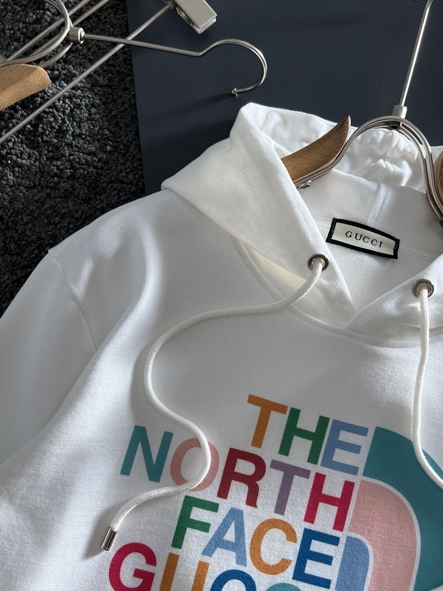 Gucci高仿聯名款白色連帽衛衣 THE NORTH FACE 經典雙品牌設計| 11 Gucci高仿聯名款白色連帽衛衣 THE NORTH FACE 經典雙品牌設計