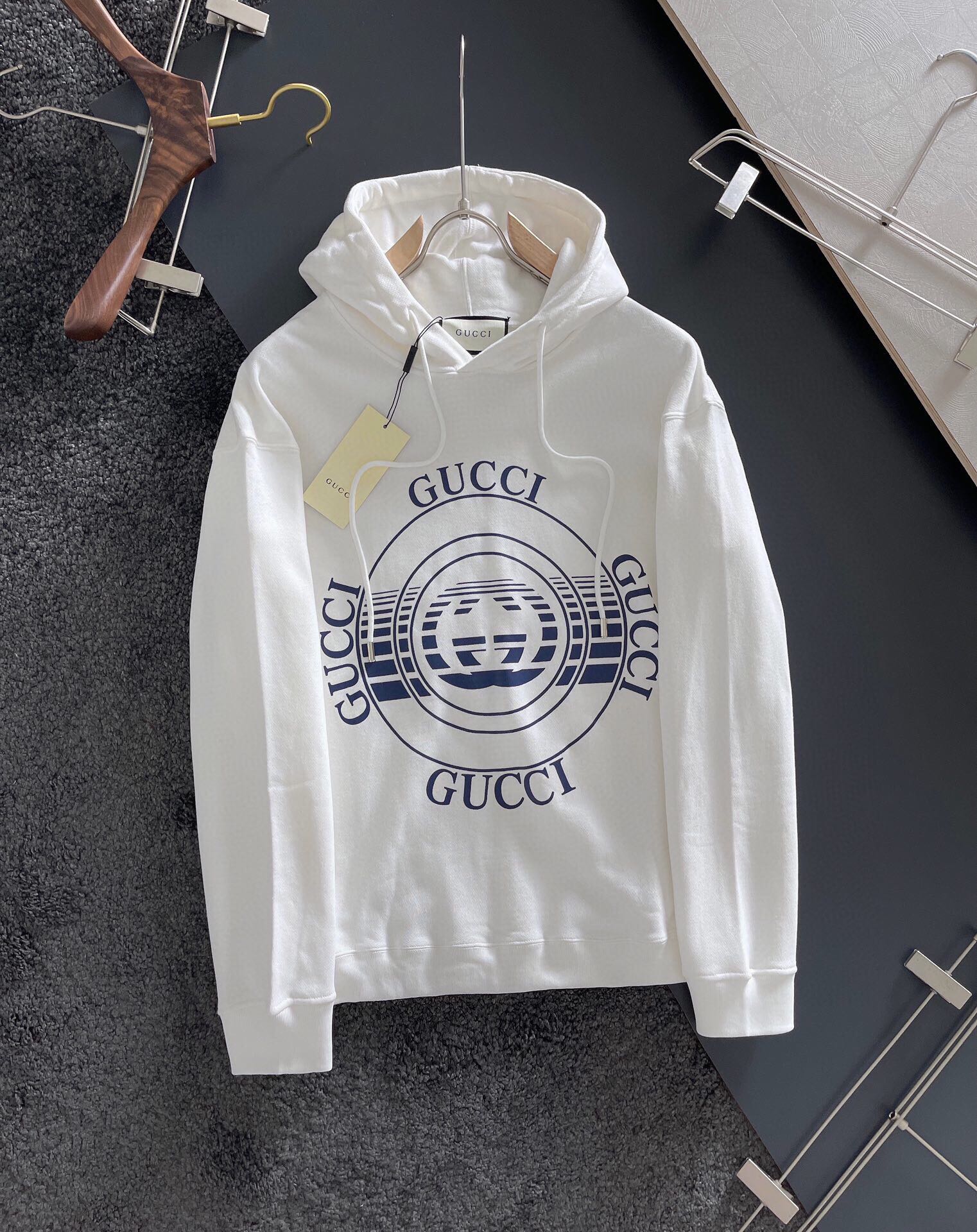 Gucci高仿男士白色連帽衛衣 深藍圓形復古Logo 印花設計質感升級| 13 Gucci高仿男士白色連帽衛衣 深藍圓形復古Logo 印花設計質感升級