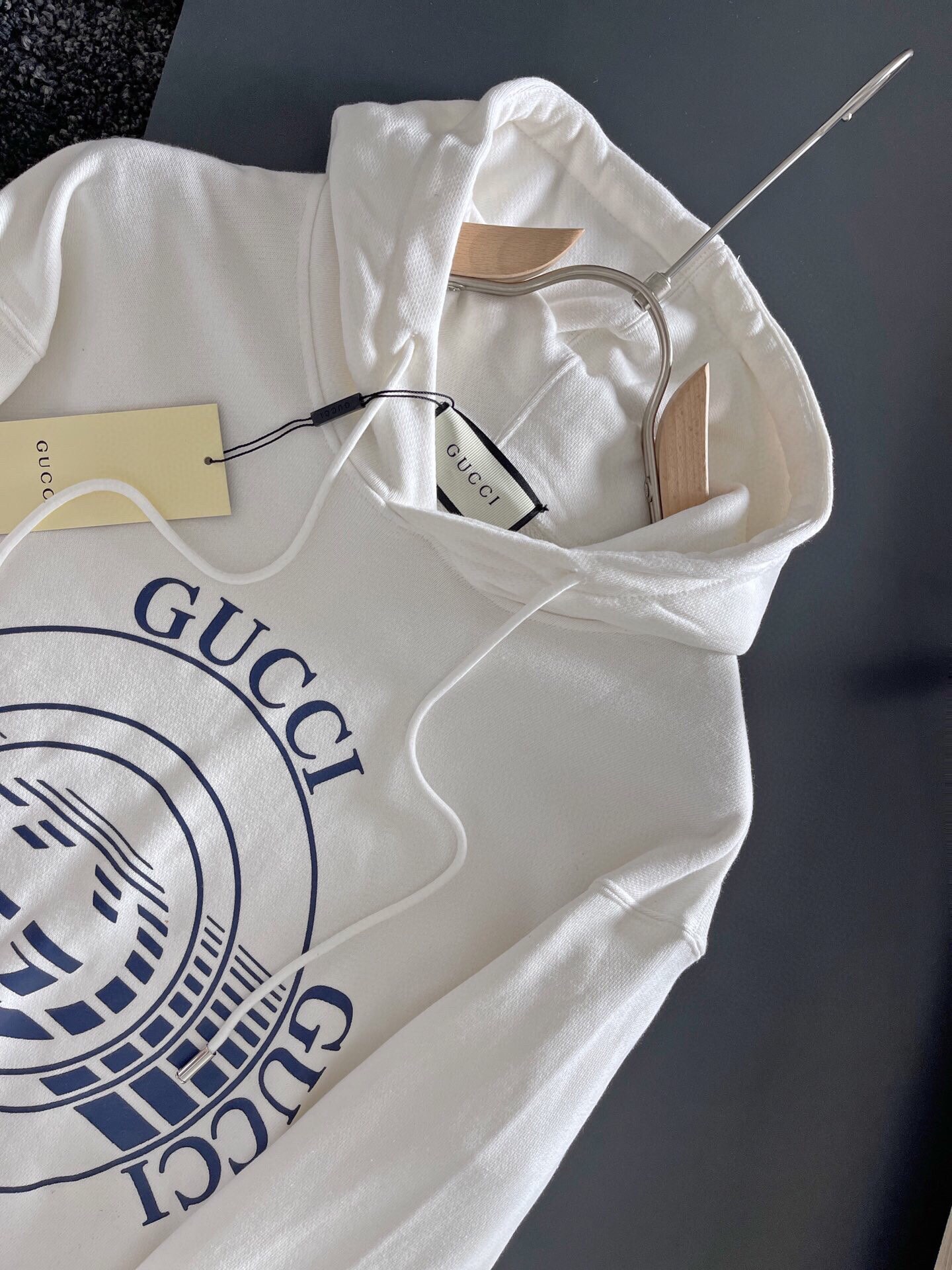 Gucci高仿男士白色連帽衛衣 深藍圓形復古Logo 印花設計質感升級| 12 Gucci高仿男士白色連帽衛衣 深藍圓形復古Logo 印花設計質感升級
