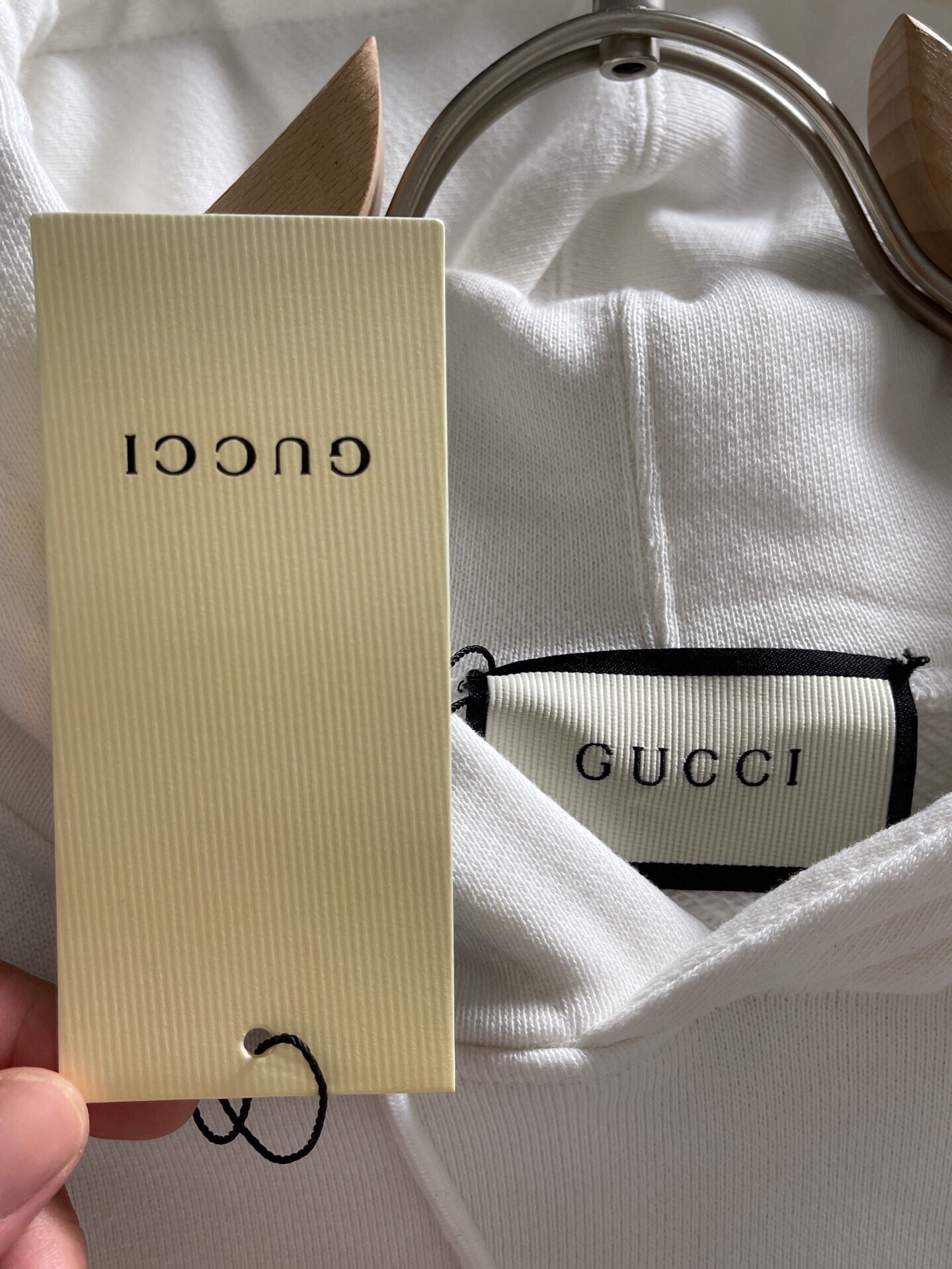 Gucci高仿男士白色連帽衛衣 深藍圓形復古Logo 印花設計質感升級| 11 Gucci高仿男士白色連帽衛衣 深藍圓形復古Logo 印花設計質感升級