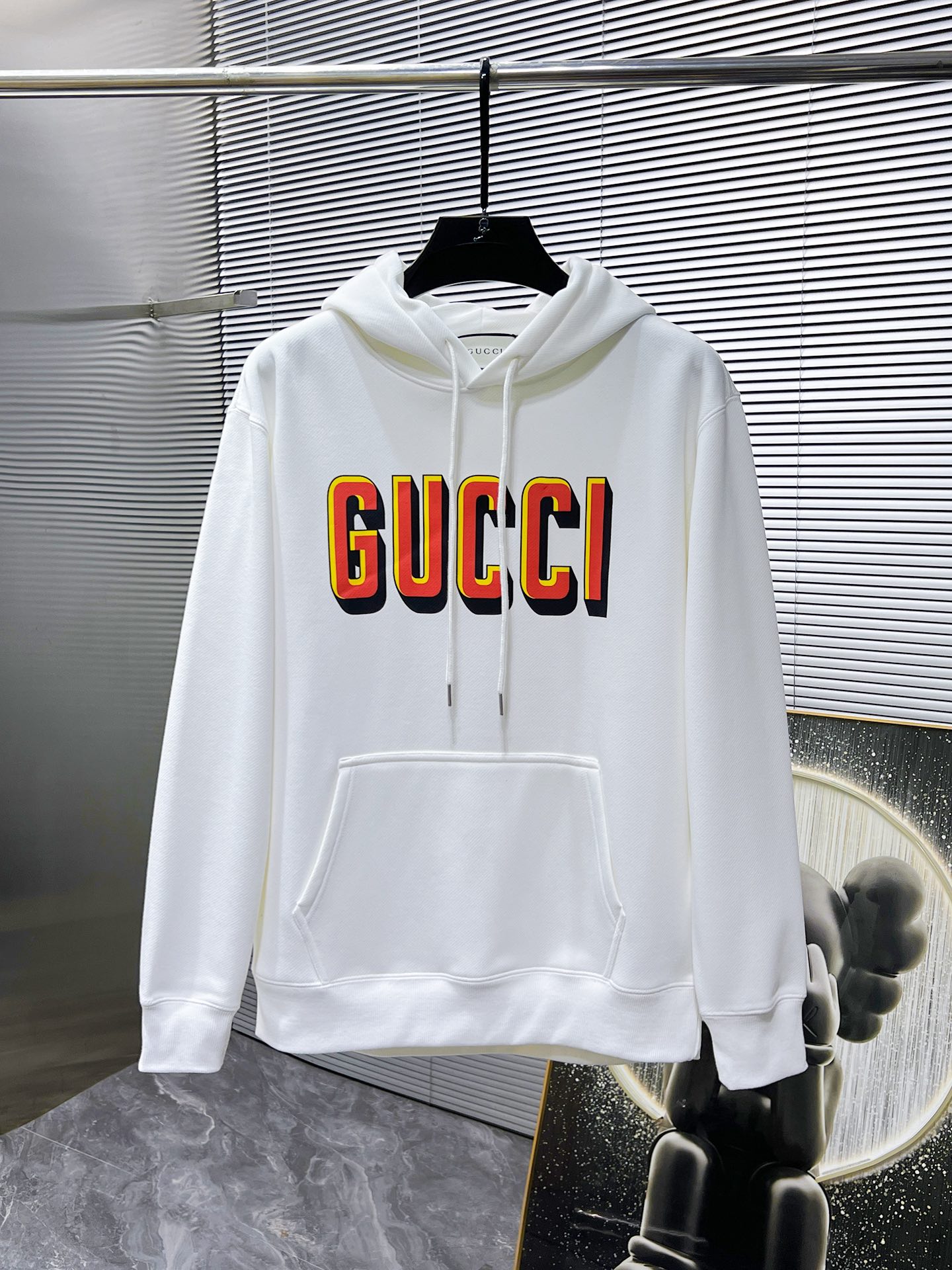 Gucci高仿男士白色立體字母連帽衛衣 黃紅撞色LOGO醒目搶眼| 11 Gucci高仿男士白色立體字母連帽衛衣 黃紅撞色LOGO醒目搶眼