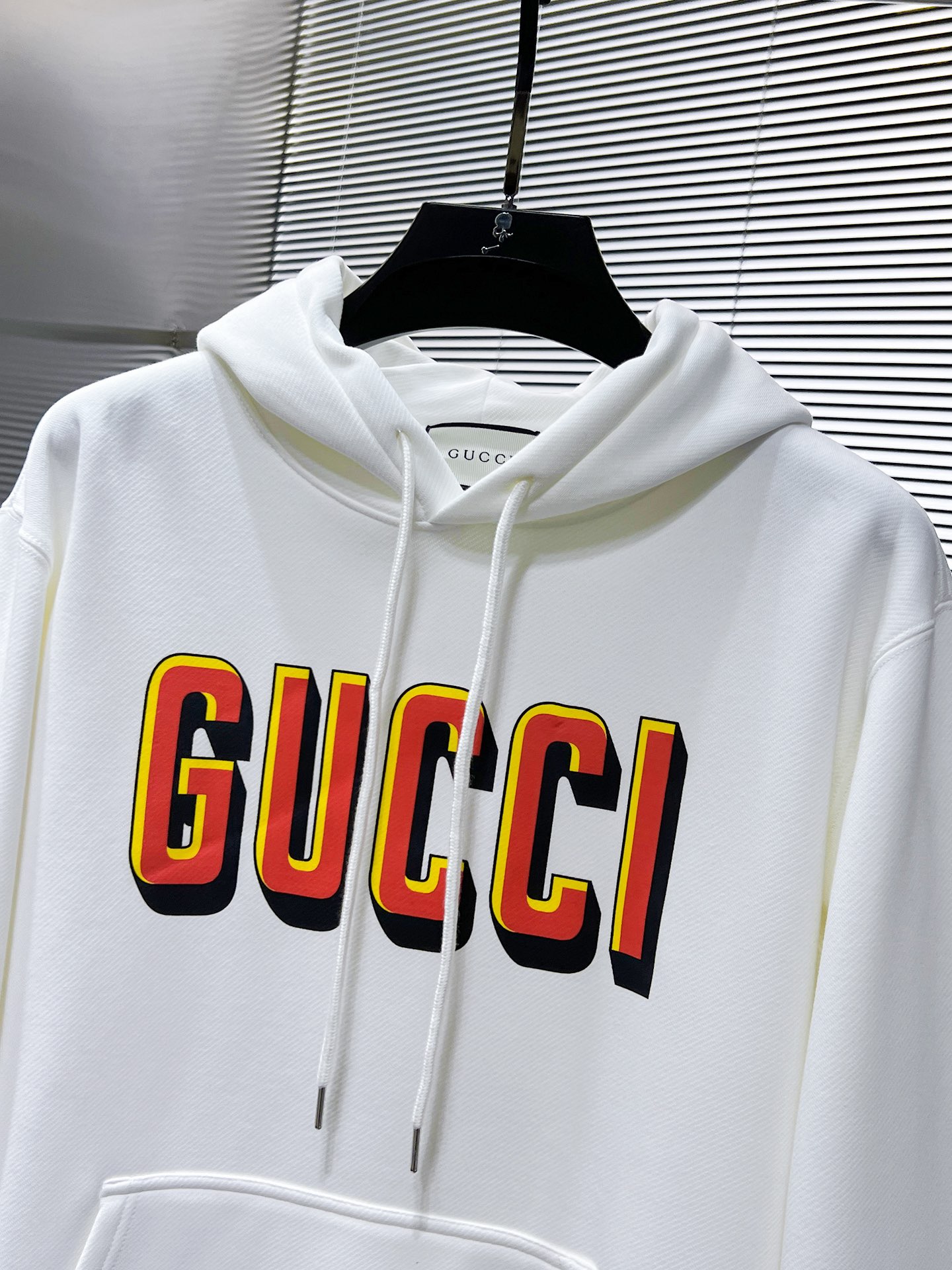 Gucci高仿男士白色立體字母連帽衛衣 黃紅撞色LOGO醒目搶眼| 9 Gucci高仿男士白色立體字母連帽衛衣 黃紅撞色LOGO醒目搶眼