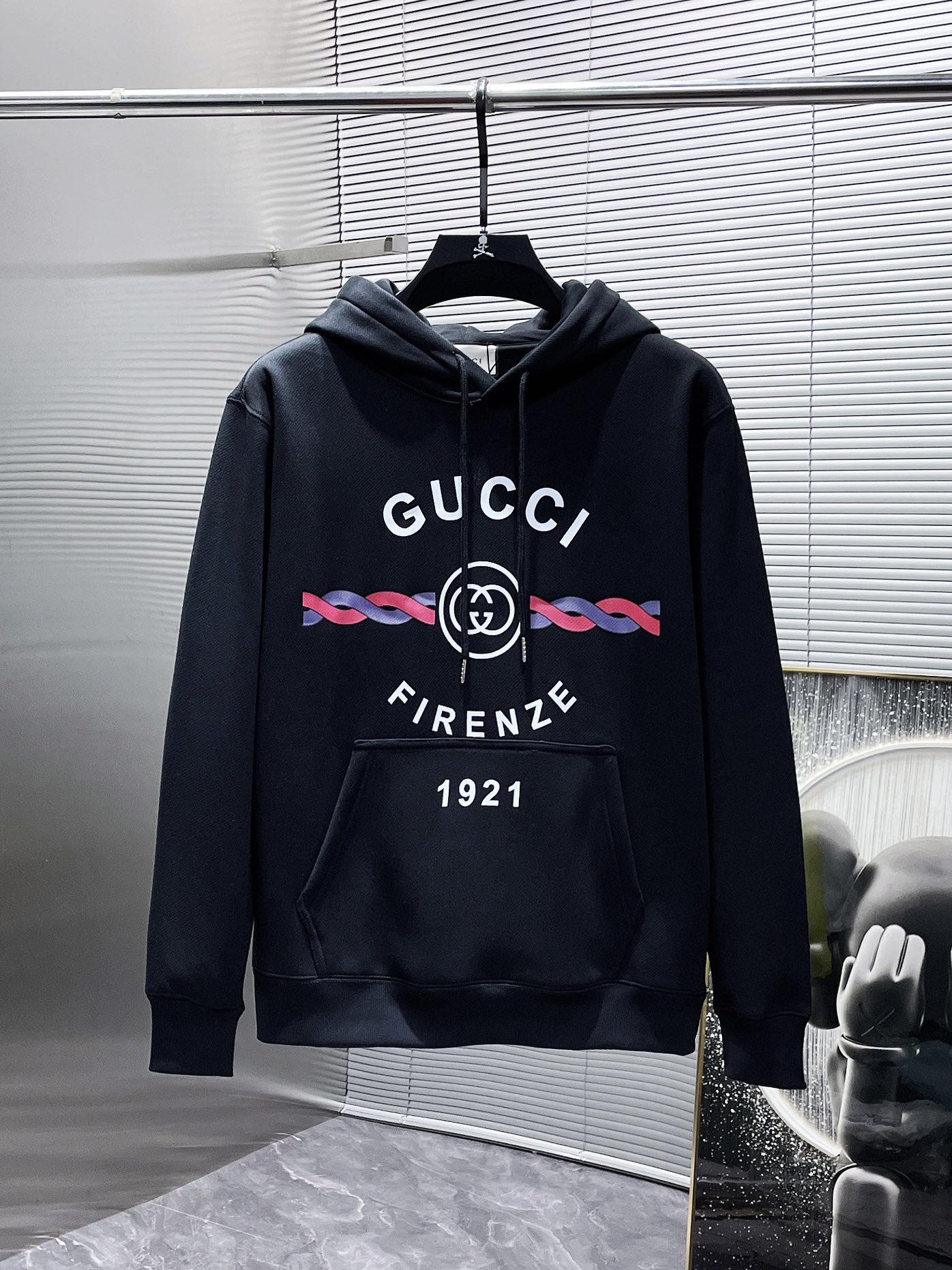 Gucci原單深藍男T短袖 印花排字與經典徽章設計| 6 Gucci原單深藍男T短袖 印花排字與經典徽章設計