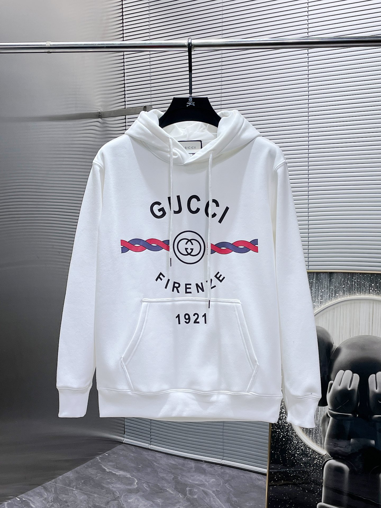 Gucci原單深藍男T短袖 印花排字與經典徽章設計| 11 Gucci原單深藍男T短袖 印花排字與經典徽章設計
