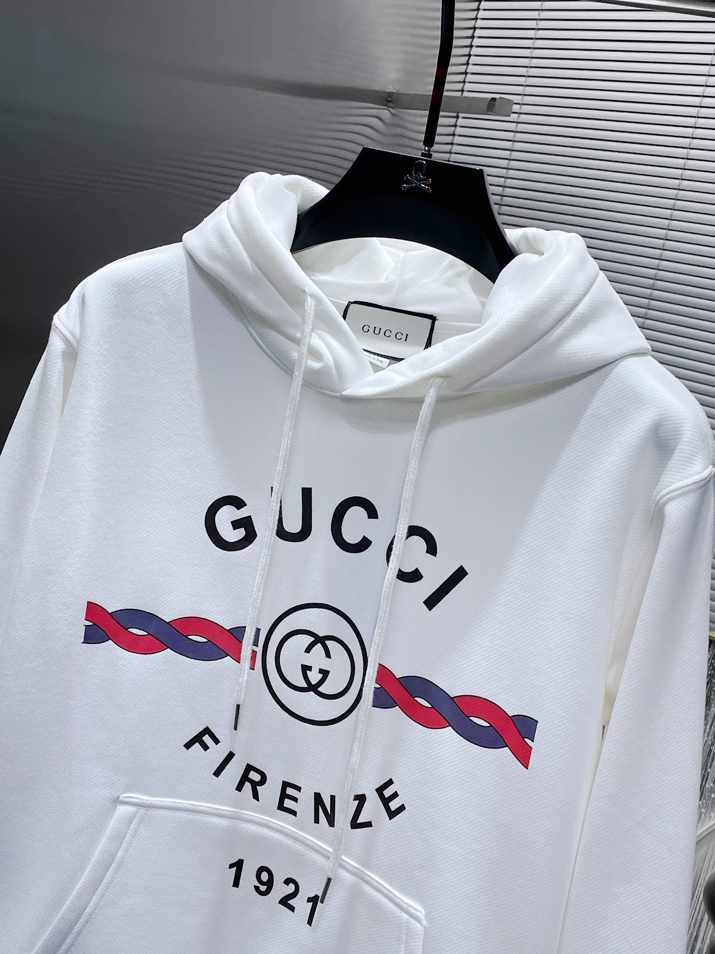 Gucci原單深藍男T短袖 印花排字與經典徽章設計| 8 Gucci原單深藍男T短袖 印花排字與經典徽章設計