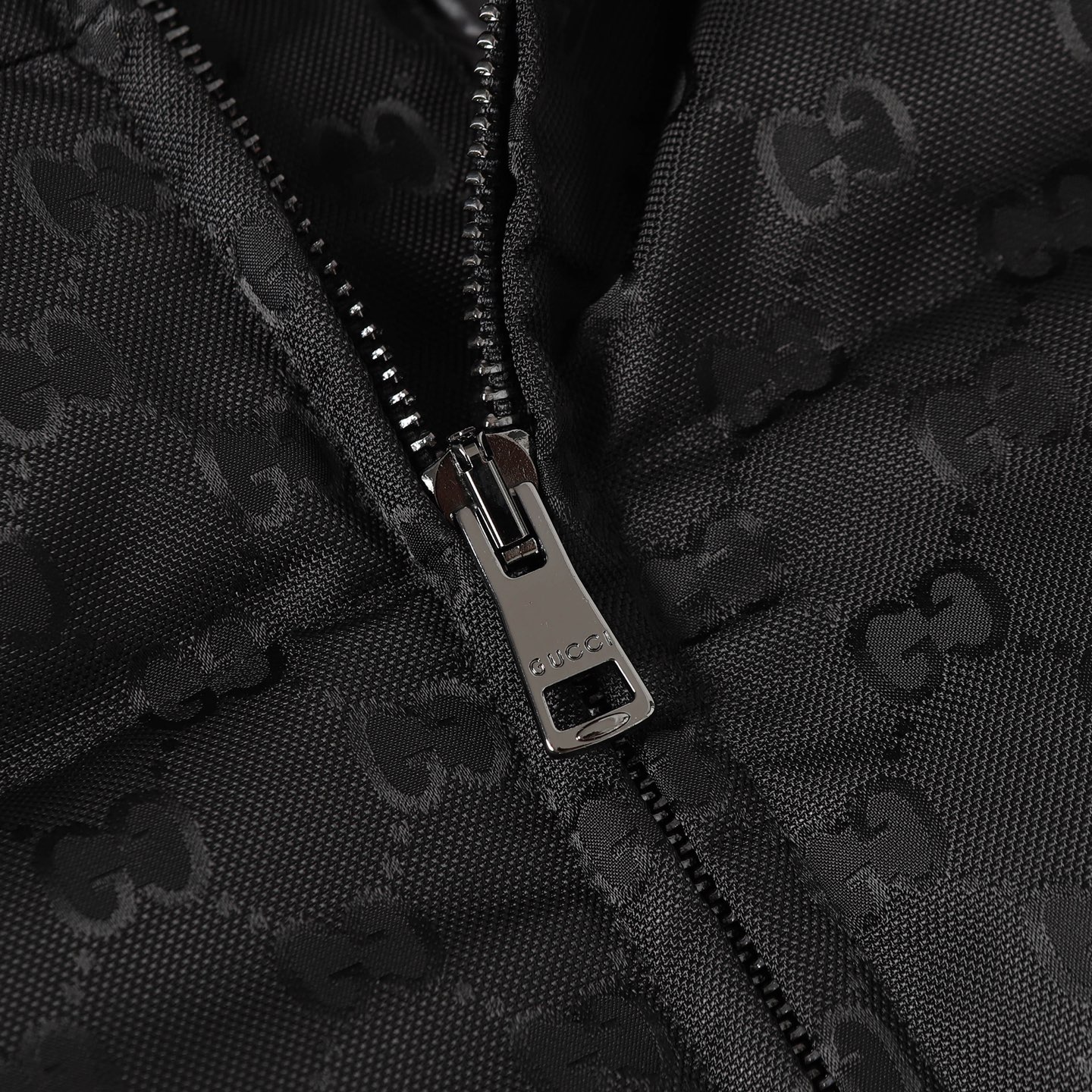 Gucci高仿男士羽絨外套黑色GG壓紋立體連帽保暖防風款| 11 Gucci高仿男士羽絨外套黑色GG壓紋立體連帽保暖防風款