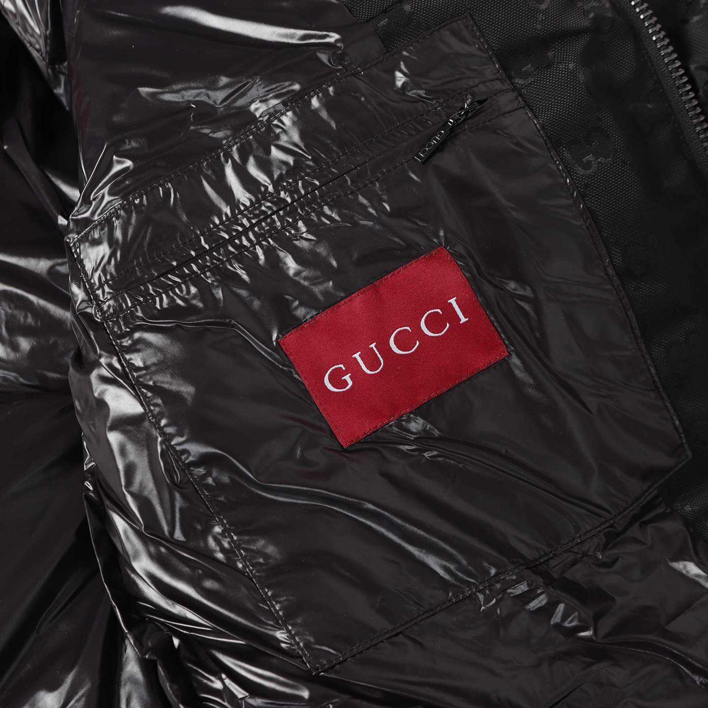 Gucci高仿男士羽絨外套黑色GG壓紋立體連帽保暖防風款| 8 Gucci高仿男士羽絨外套黑色GG壓紋立體連帽保暖防風款