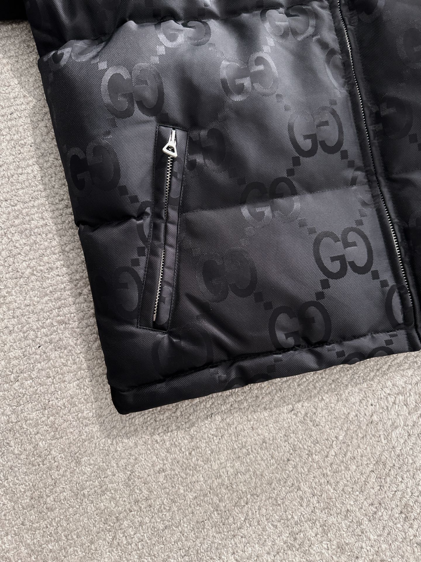 Gucci高仿黑色羽絨外套滿版GG壓紋防風防潑水設計| 10 Gucci高仿黑色羽絨外套滿版GG壓紋防風防潑水設計