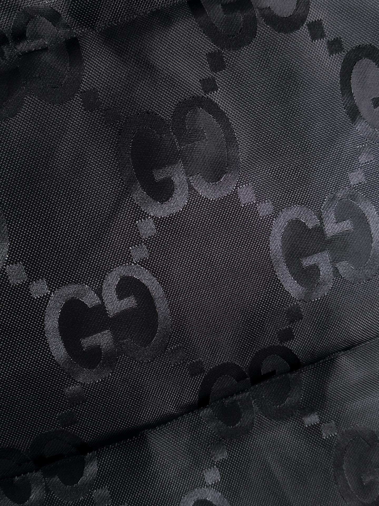 Gucci高仿黑色羽絨背心GG滿版壓紋拉鍊連帽設計輕巧保暖| 10 Gucci高仿黑色羽絨背心GG滿版壓紋拉鍊連帽設計輕巧保暖