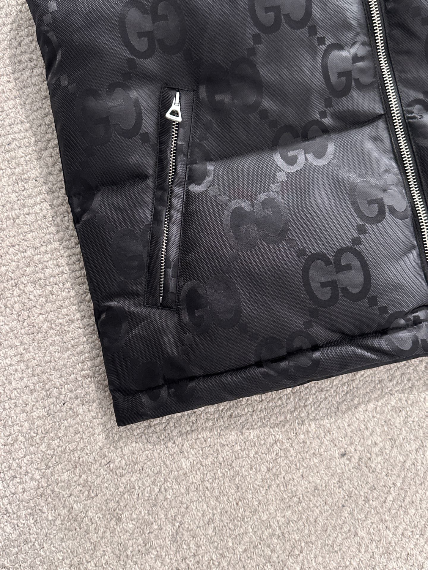 Gucci高仿黑色羽絨背心GG滿版壓紋拉鍊連帽設計輕巧保暖| 8 Gucci高仿黑色羽絨背心GG滿版壓紋拉鍊連帽設計輕巧保暖