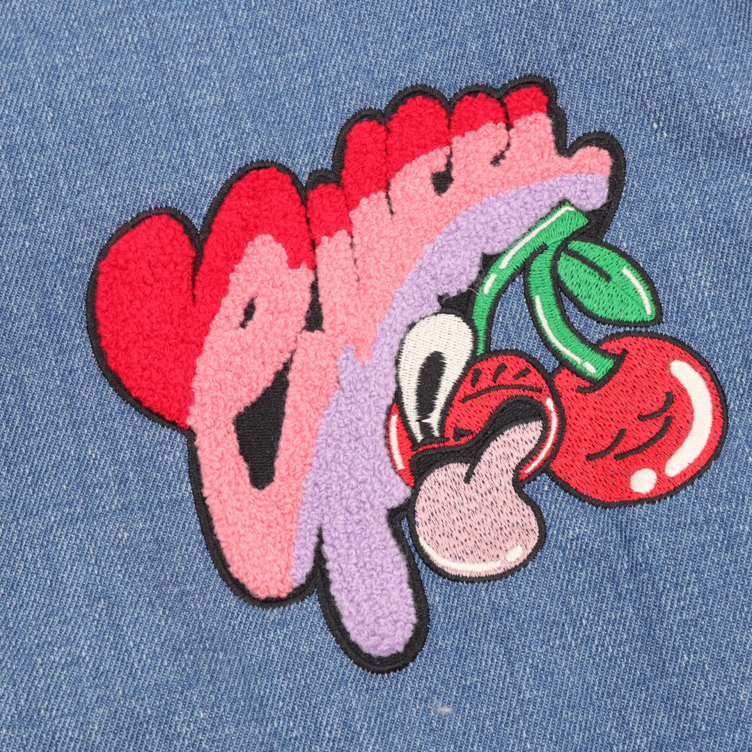 Gucci一比一男款丹寧棒球外套 刺繡櫻桃圖案設計潮感升級| 10 Gucci一比一男款丹寧棒球外套 刺繡櫻桃圖案設計潮感升級