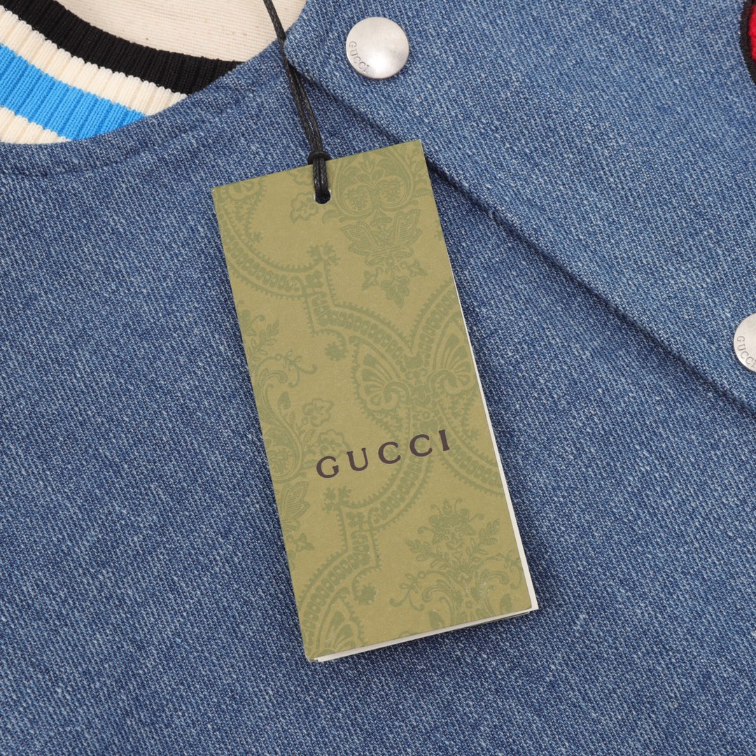 Gucci一比一男款丹寧棒球外套 刺繡櫻桃圖案設計潮感升級| 8 Gucci一比一男款丹寧棒球外套 刺繡櫻桃圖案設計潮感升級