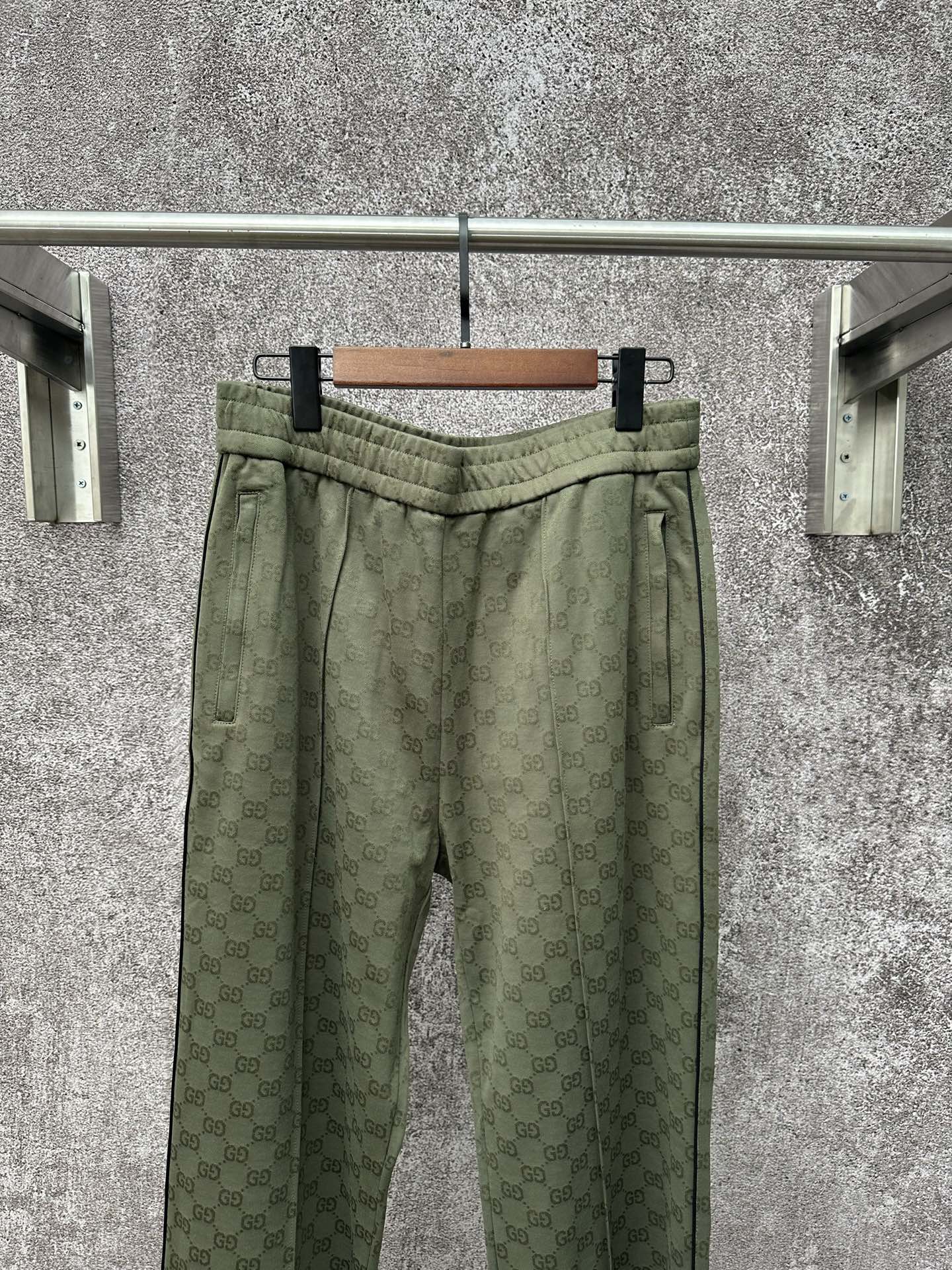 Gucci原單運動長褲軍綠GG壓紋直筒款式彈性舒適| 10 Gucci原單運動長褲軍綠GG壓紋直筒款式彈性舒適