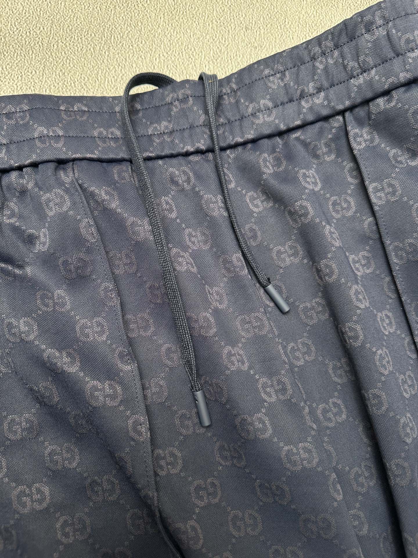 Gucci一比一運動長褲男款深藍白邊設計休閒感佳| 8 Gucci一比一運動長褲男款深藍白邊設計休閒感佳
