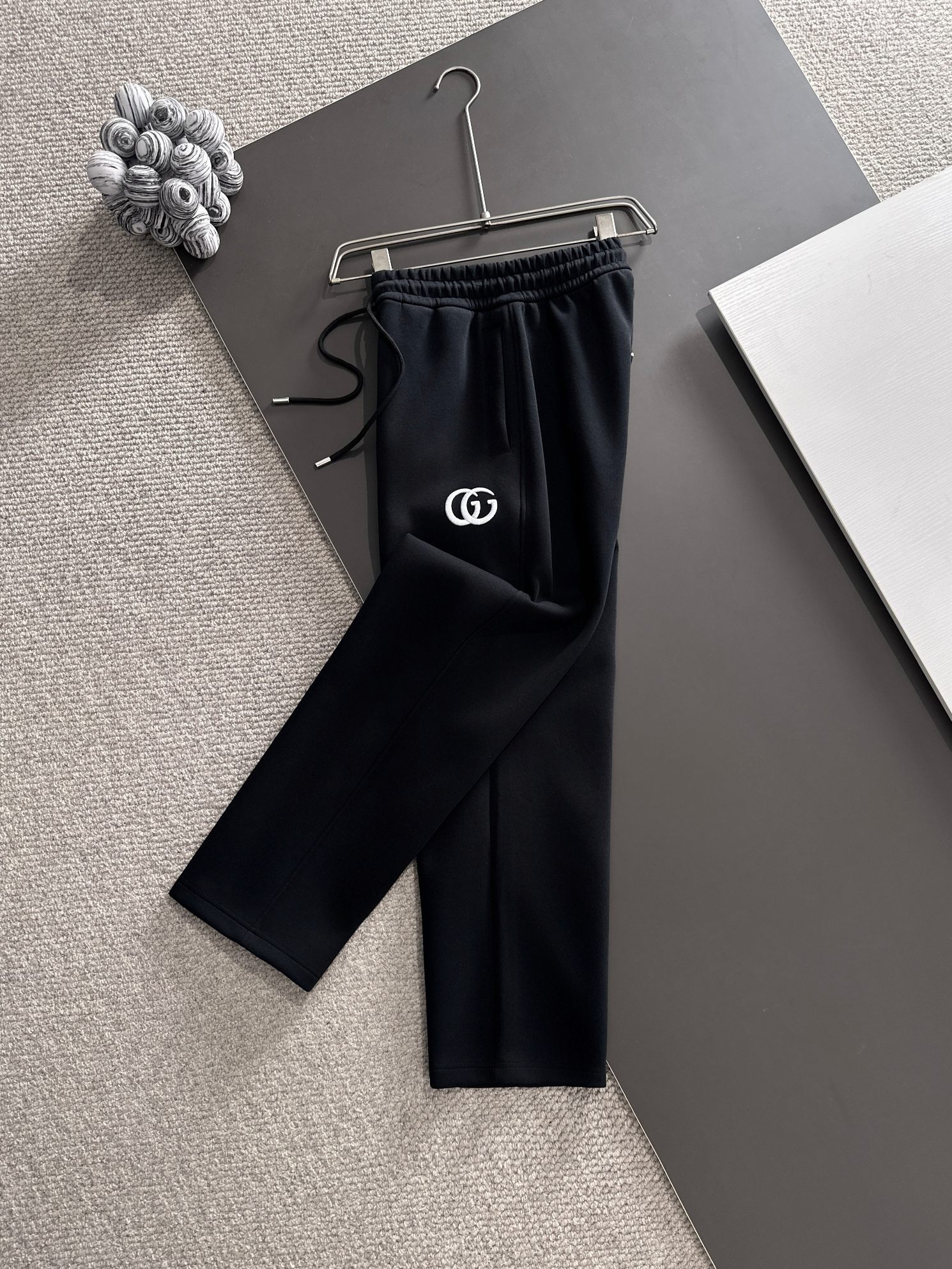 Gucci高仿運動褲黑色GG刺繡休閒束口設計潮流穿搭必備| 8 Gucci高仿運動褲黑色GG刺繡休閒束口設計潮流穿搭必備