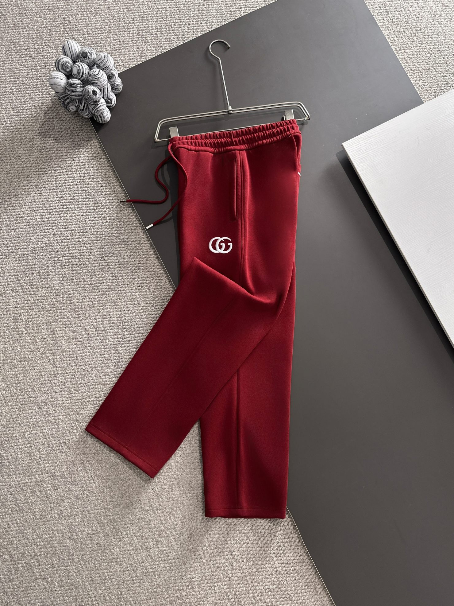 Gucci原單運動褲酒紅色雙G刺繡設計簡約有型| 9 Gucci原單運動褲酒紅色雙G刺繡設計簡約有型