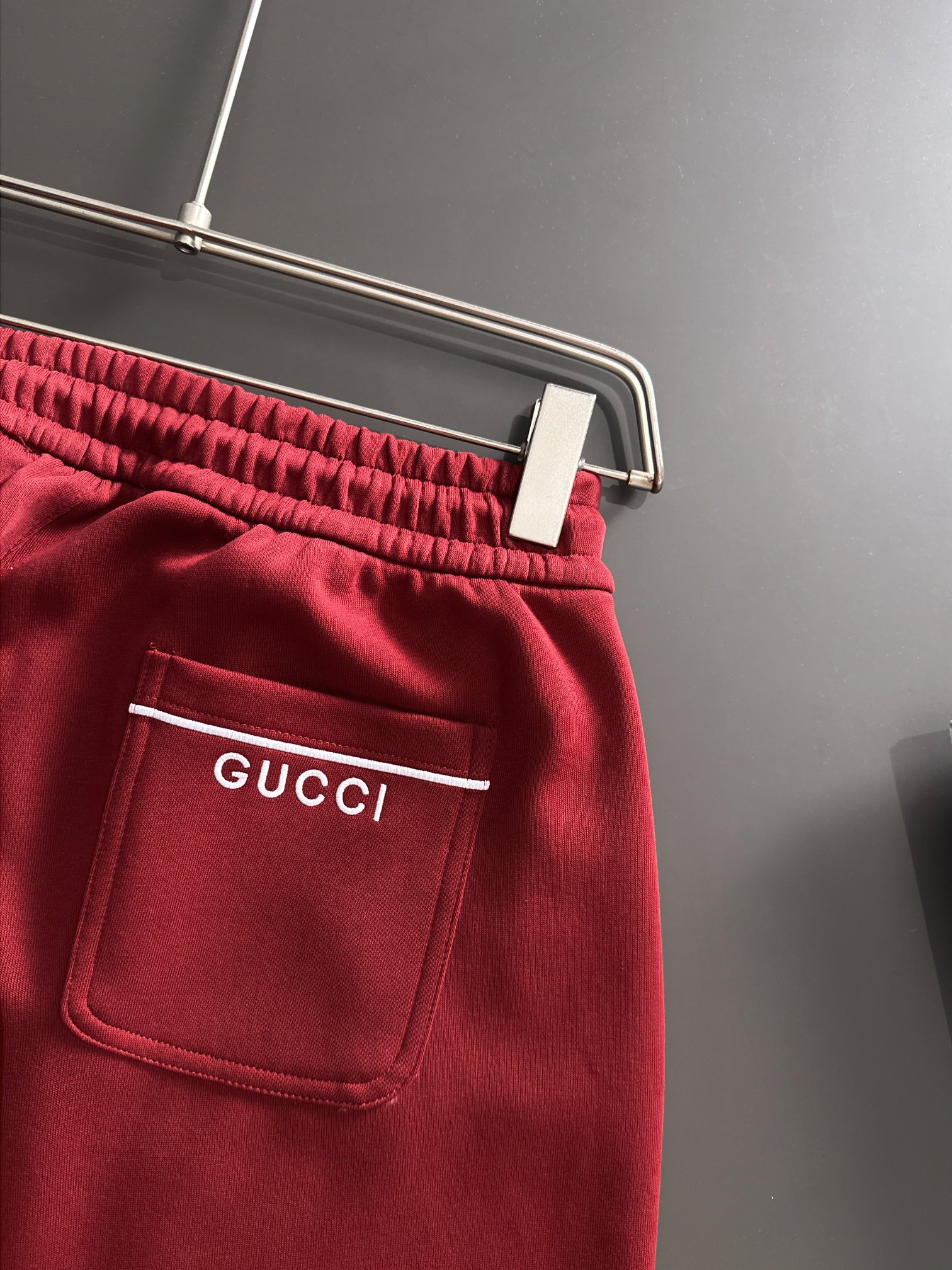 Gucci原單運動褲酒紅色雙G刺繡設計簡約有型| 8 Gucci原單運動褲酒紅色雙G刺繡設計簡約有型