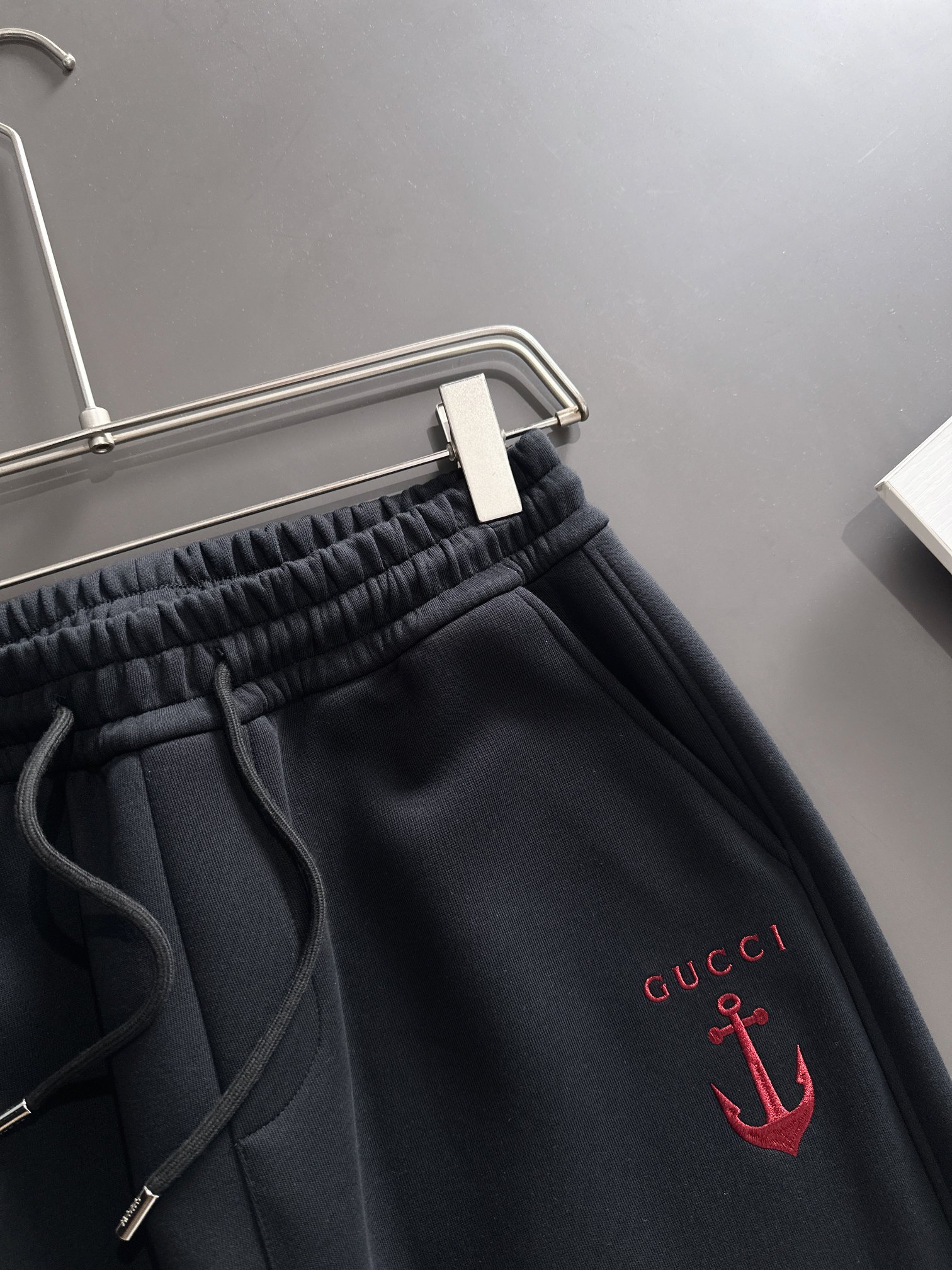 Gucci高仿運動長褲黑色錨刺繡LOGO街頭風格設計| 13 Gucci高仿運動長褲黑色錨刺繡LOGO街頭風格設計