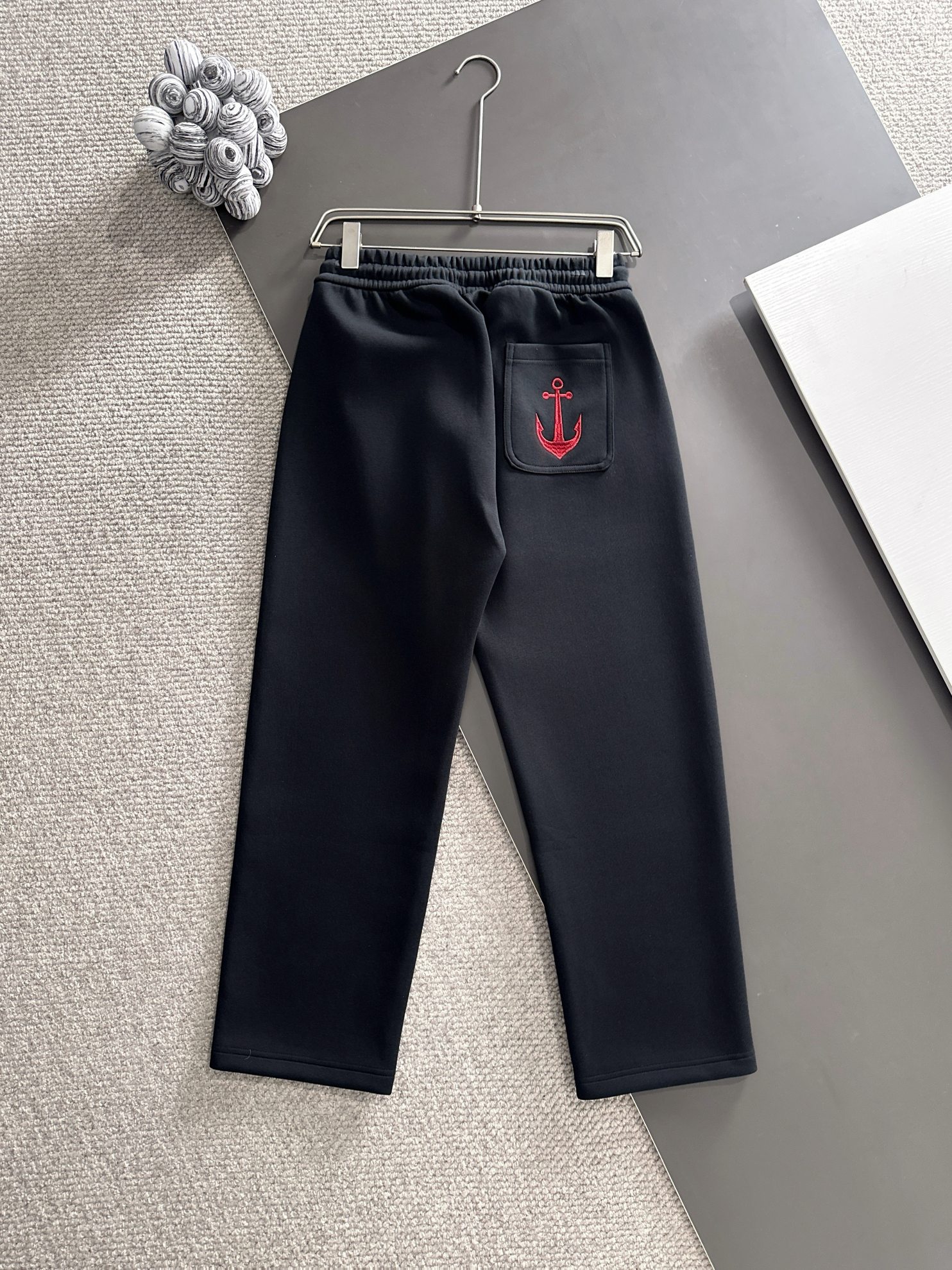 Gucci高仿運動長褲黑色錨刺繡LOGO街頭風格設計| 7 Gucci高仿運動長褲黑色錨刺繡LOGO街頭風格設計