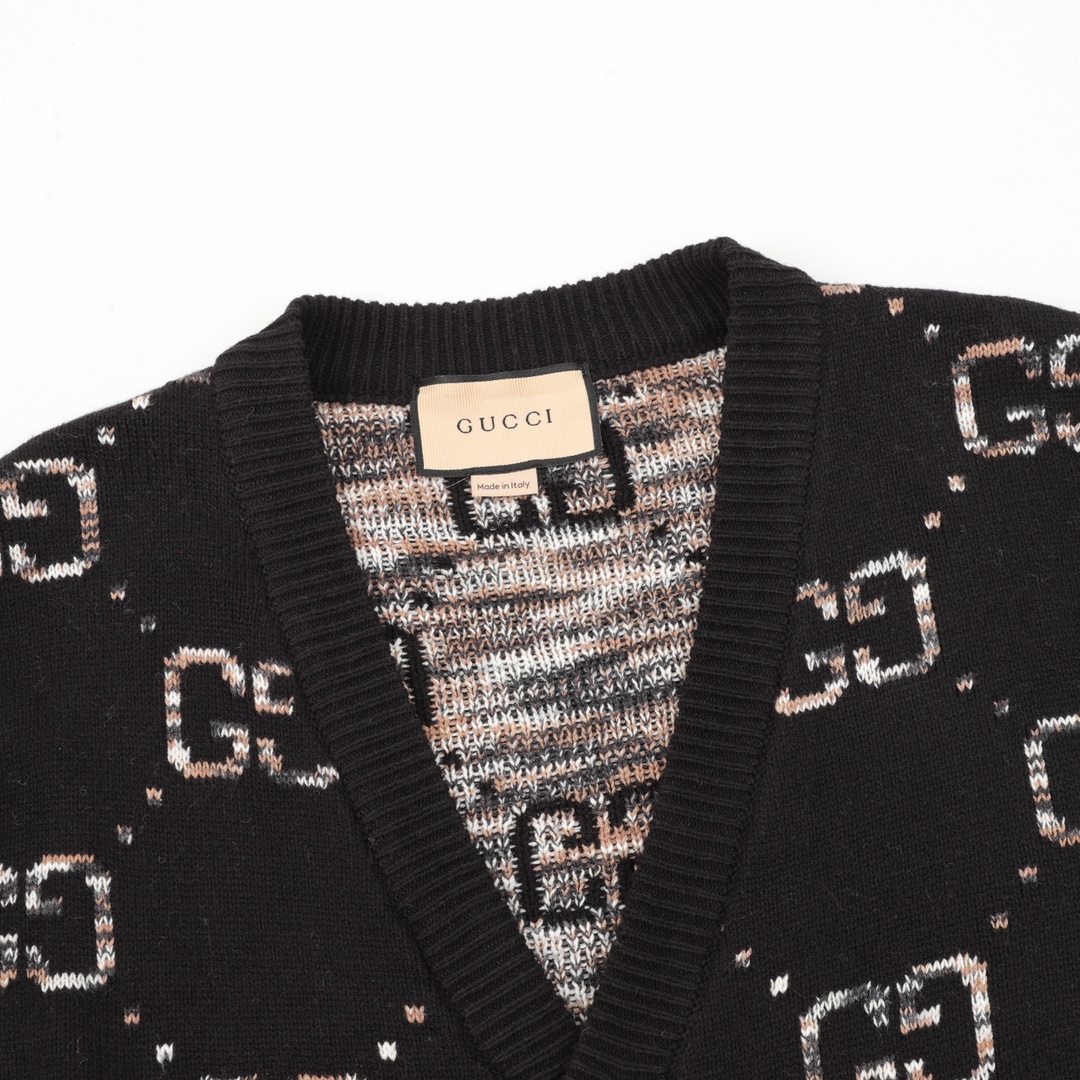Gucci高仿黑色GG針織開襟外套經典LOGO排釦設計必備單品| 13 Gucci高仿黑色GG針織開襟外套經典LOGO排釦設計必備單品