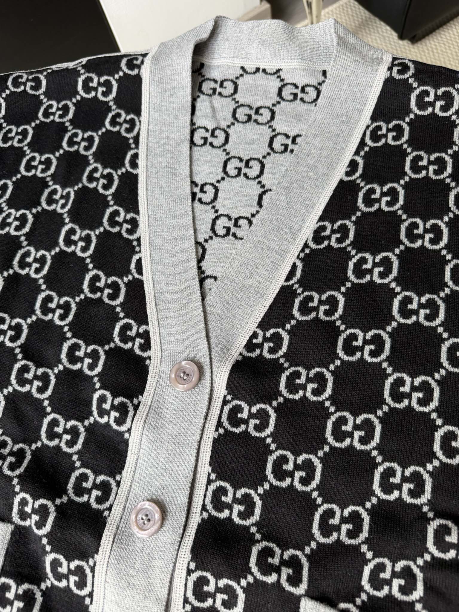 Gucci原單灰色GG開襟針織外套品牌圖騰低調呈現| 10 Gucci原單灰色GG開襟針織外套品牌圖騰低調呈現