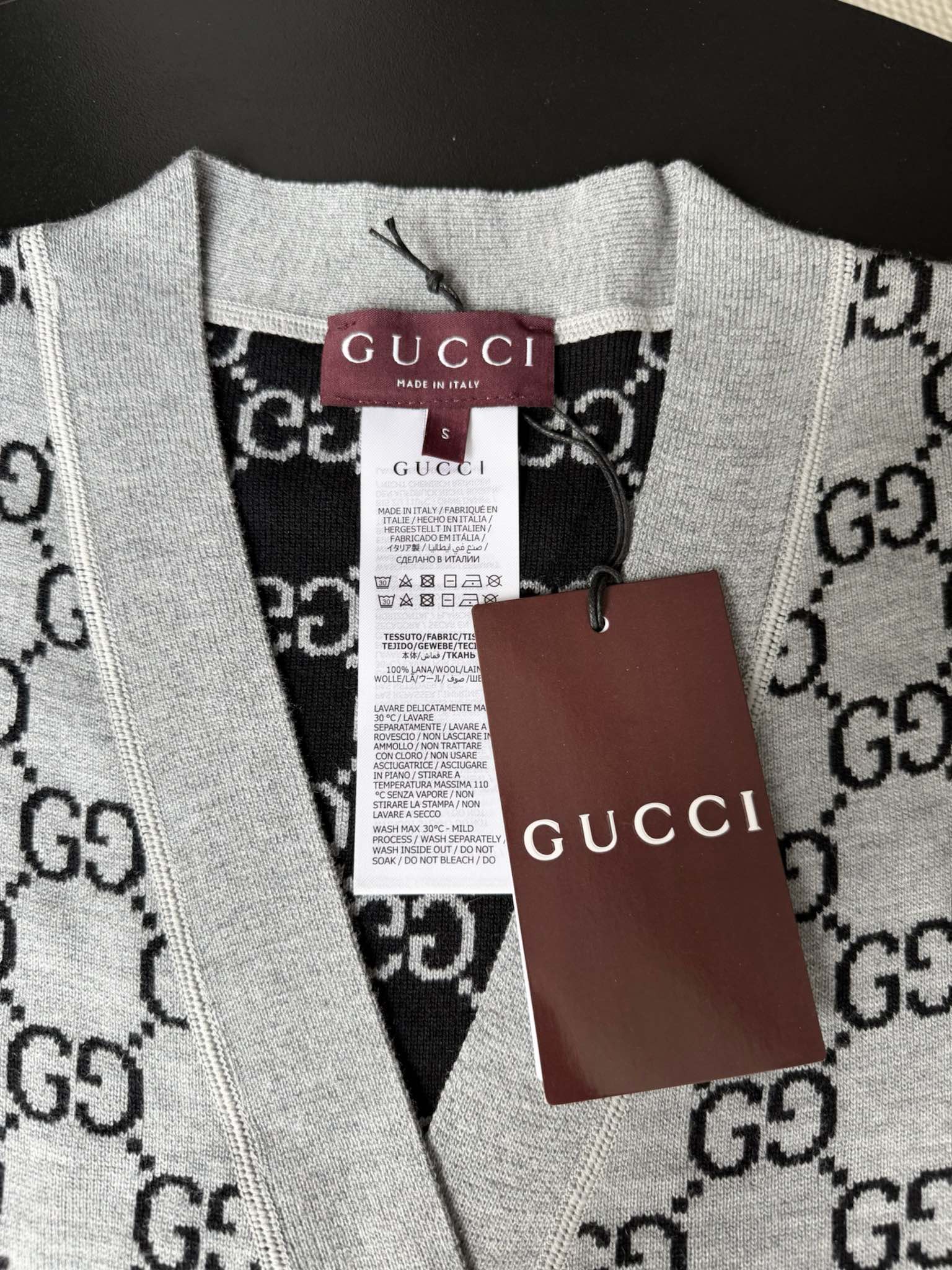 Gucci原單灰色GG開襟針織外套品牌圖騰低調呈現| 7 Gucci原單灰色GG開襟針織外套品牌圖騰低調呈現