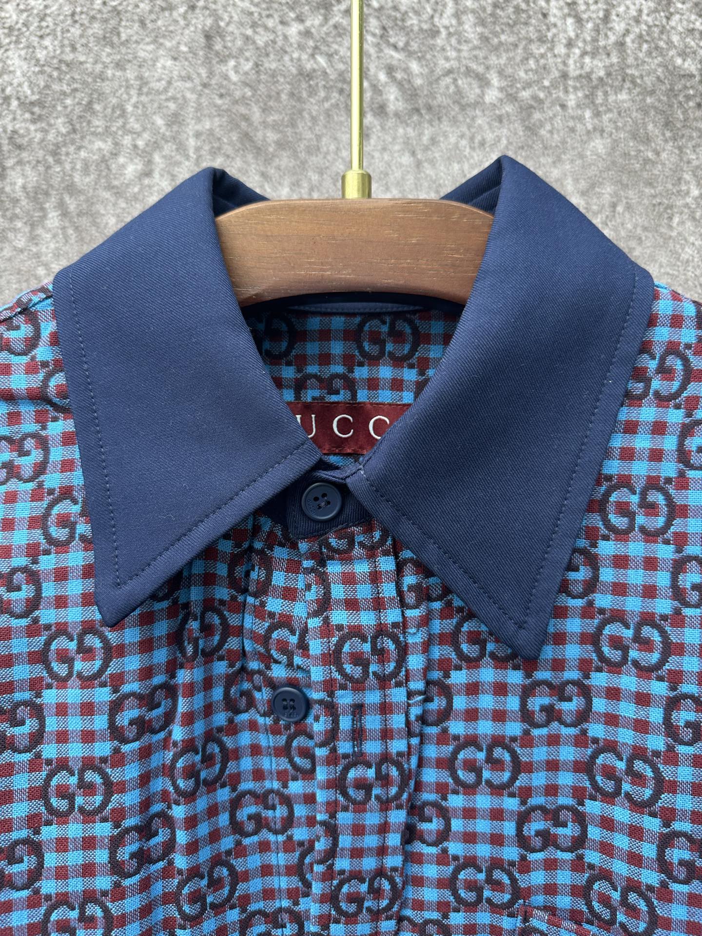 Gucci高仿藍色GG滿版長袖襯衫寬版剪裁復古時尚風格| 11 Gucci高仿藍色GG滿版長袖襯衫寬版剪裁復古時尚風格