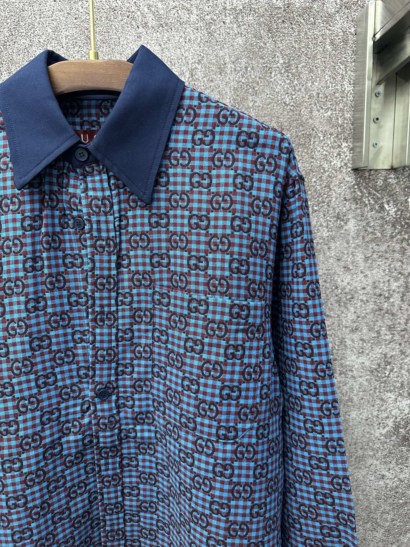 Gucci高仿藍色GG滿版長袖襯衫寬版剪裁復古時尚風格| 10 Gucci高仿藍色GG滿版長袖襯衫寬版剪裁復古時尚風格