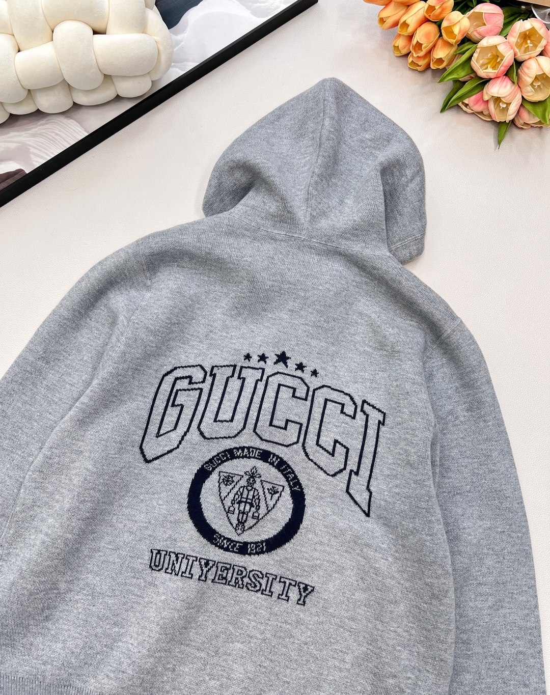 Gucci A貨灰色連帽針織外套全拉鍊設計通勤實穿推薦| 16 Gucci A貨灰色連帽針織外套全拉鍊設計通勤實穿推薦