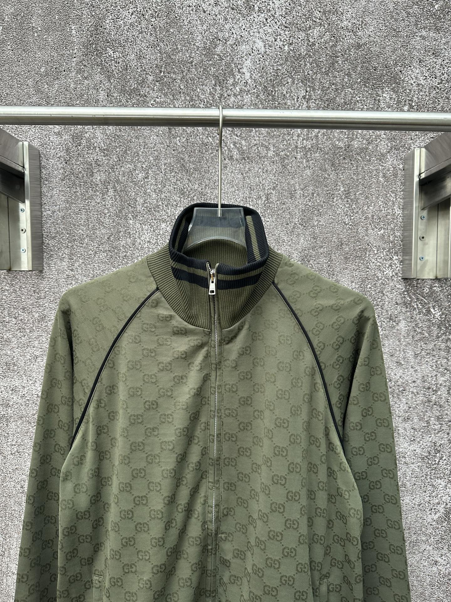 Gucci高仿立領外套男款軍綠GG壓紋百搭通勤運動風| 13 Gucci高仿立領外套男款軍綠GG壓紋百搭通勤運動風