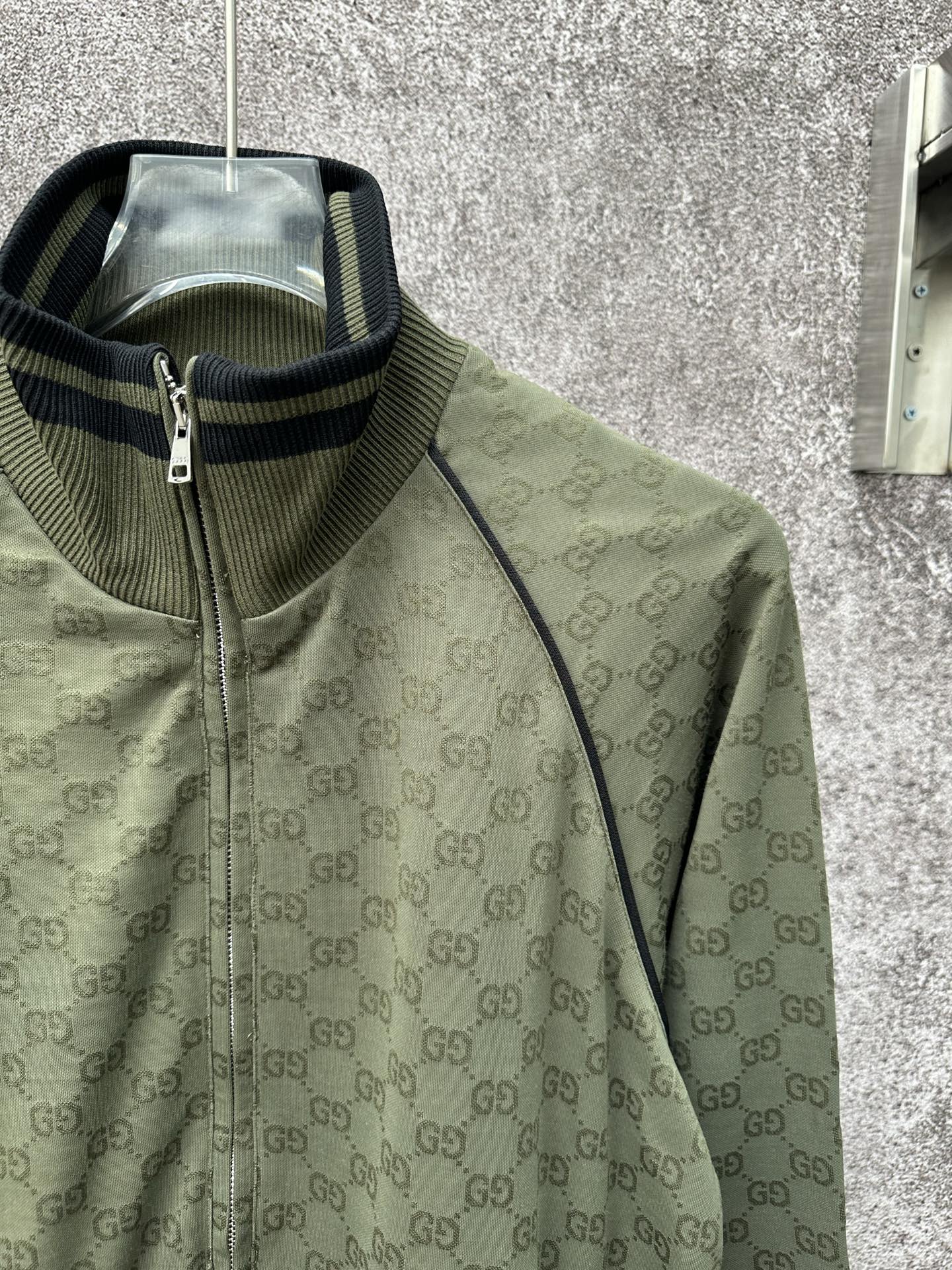 Gucci高仿立領外套男款軍綠GG壓紋百搭通勤運動風| 12 Gucci高仿立領外套男款軍綠GG壓紋百搭通勤運動風