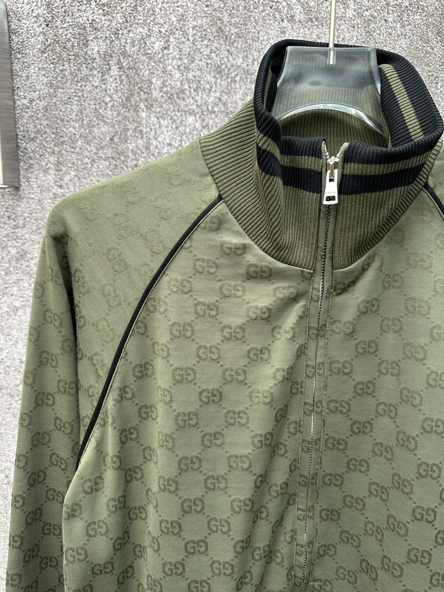 Gucci高仿立領外套男款軍綠GG壓紋百搭通勤運動風| 11 Gucci高仿立領外套男款軍綠GG壓紋百搭通勤運動風