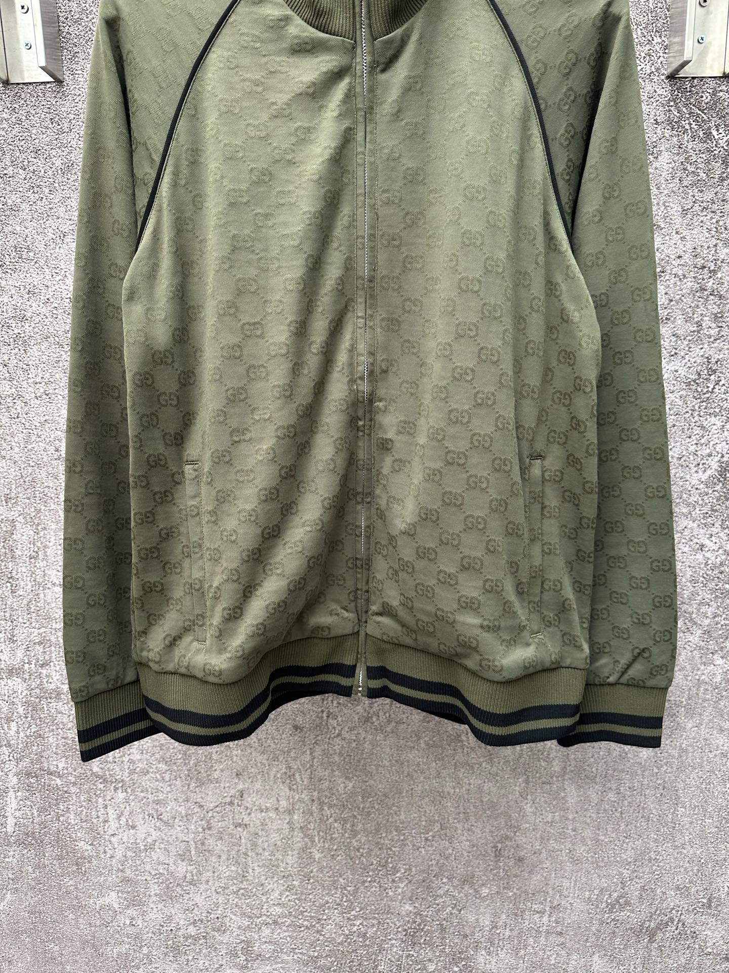 Gucci高仿立領外套男款軍綠GG壓紋百搭通勤運動風| 10 Gucci高仿立領外套男款軍綠GG壓紋百搭通勤運動風