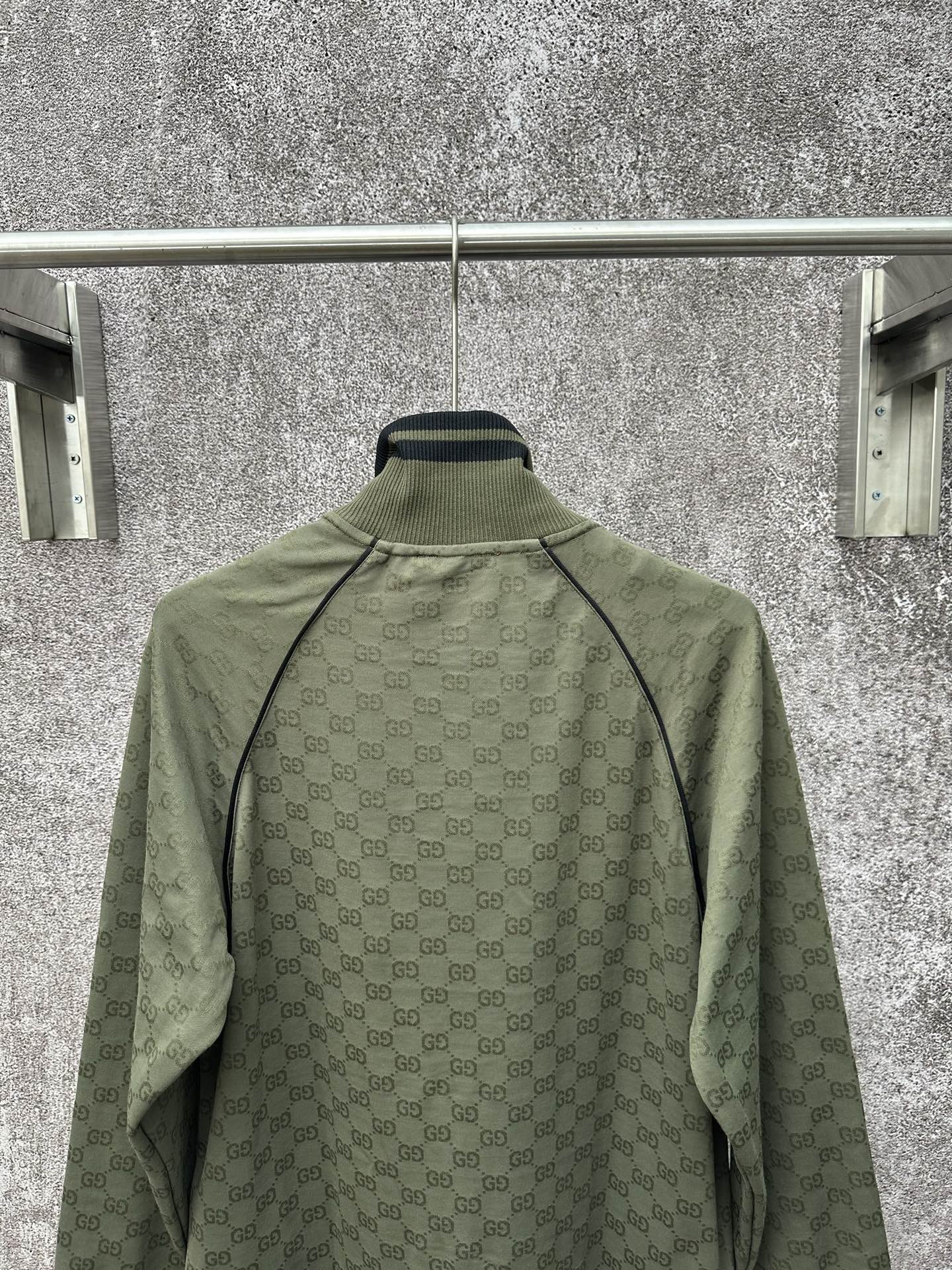 Gucci高仿立領外套男款軍綠GG壓紋百搭通勤運動風| 9 Gucci高仿立領外套男款軍綠GG壓紋百搭通勤運動風