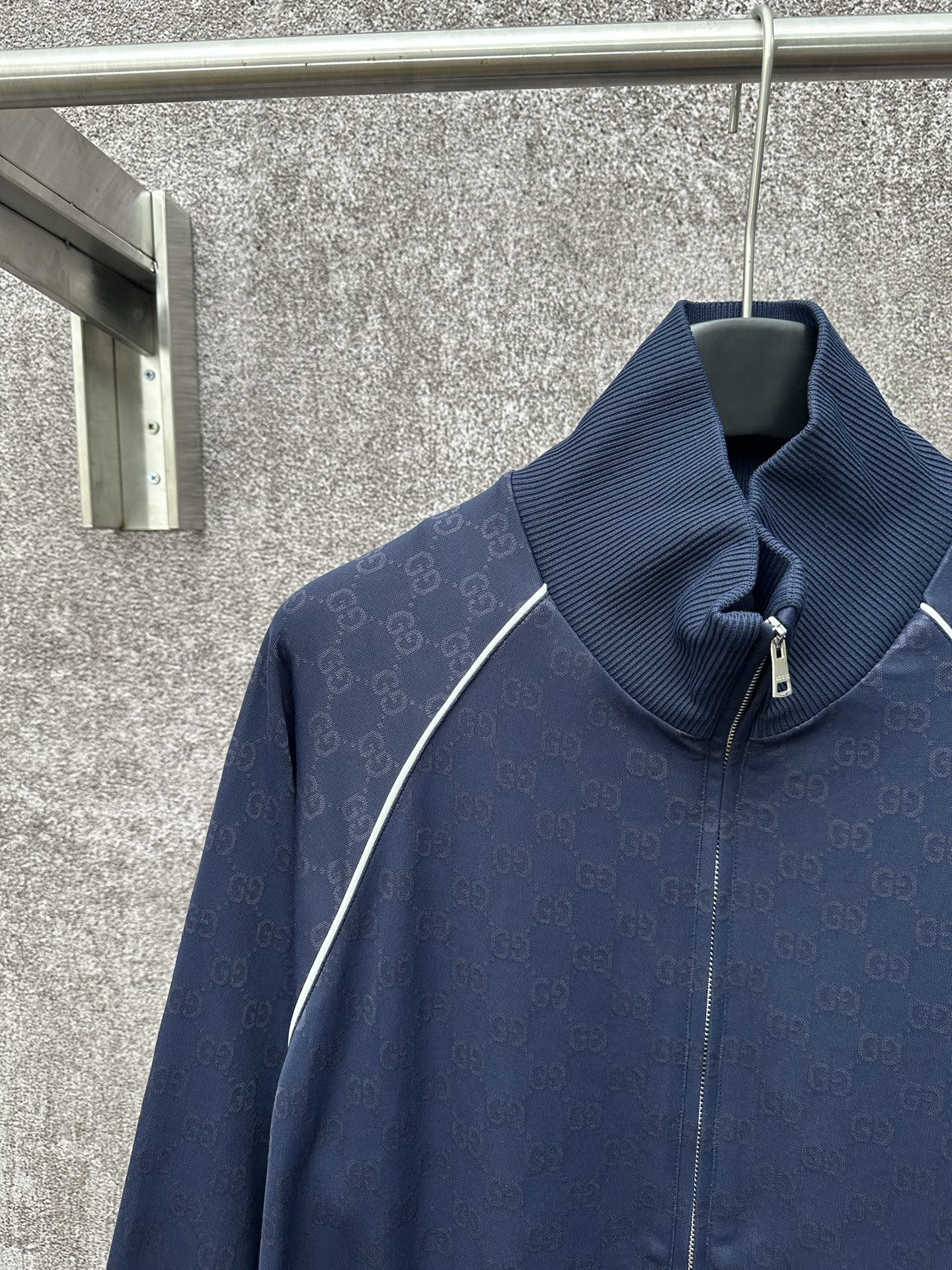 Gucci高仿運動外套男款深藍壓紋拉鍊通勤潮流款| 12 Gucci高仿運動外套男款深藍壓紋拉鍊通勤潮流款