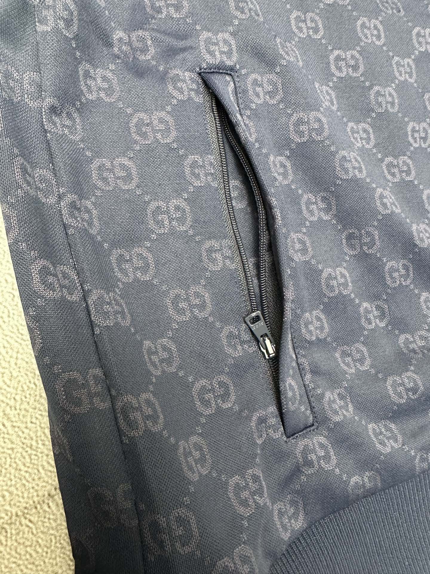 Gucci高仿運動外套男款深藍壓紋拉鍊通勤潮流款| 8 Gucci高仿運動外套男款深藍壓紋拉鍊通勤潮流款