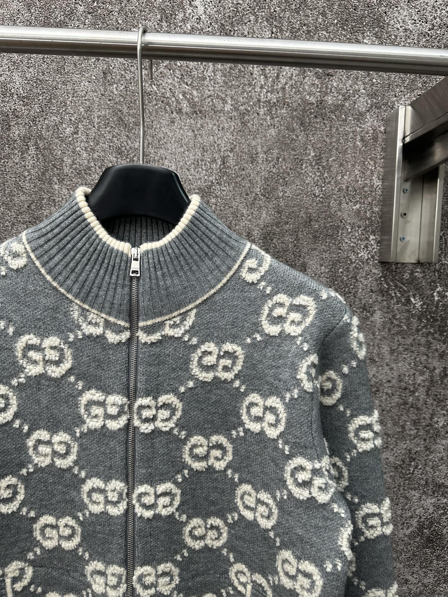 Gucci高仿針織立領外套 男士款滿版GG灰色防風開襟設計| 10 Gucci高仿針織立領外套 男士款滿版GG灰色防風開襟設計