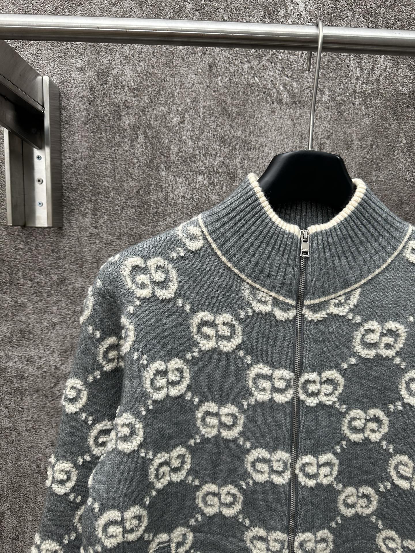 Gucci高仿針織立領外套 男士款滿版GG灰色防風開襟設計| 9 Gucci高仿針織立領外套 男士款滿版GG灰色防風開襟設計