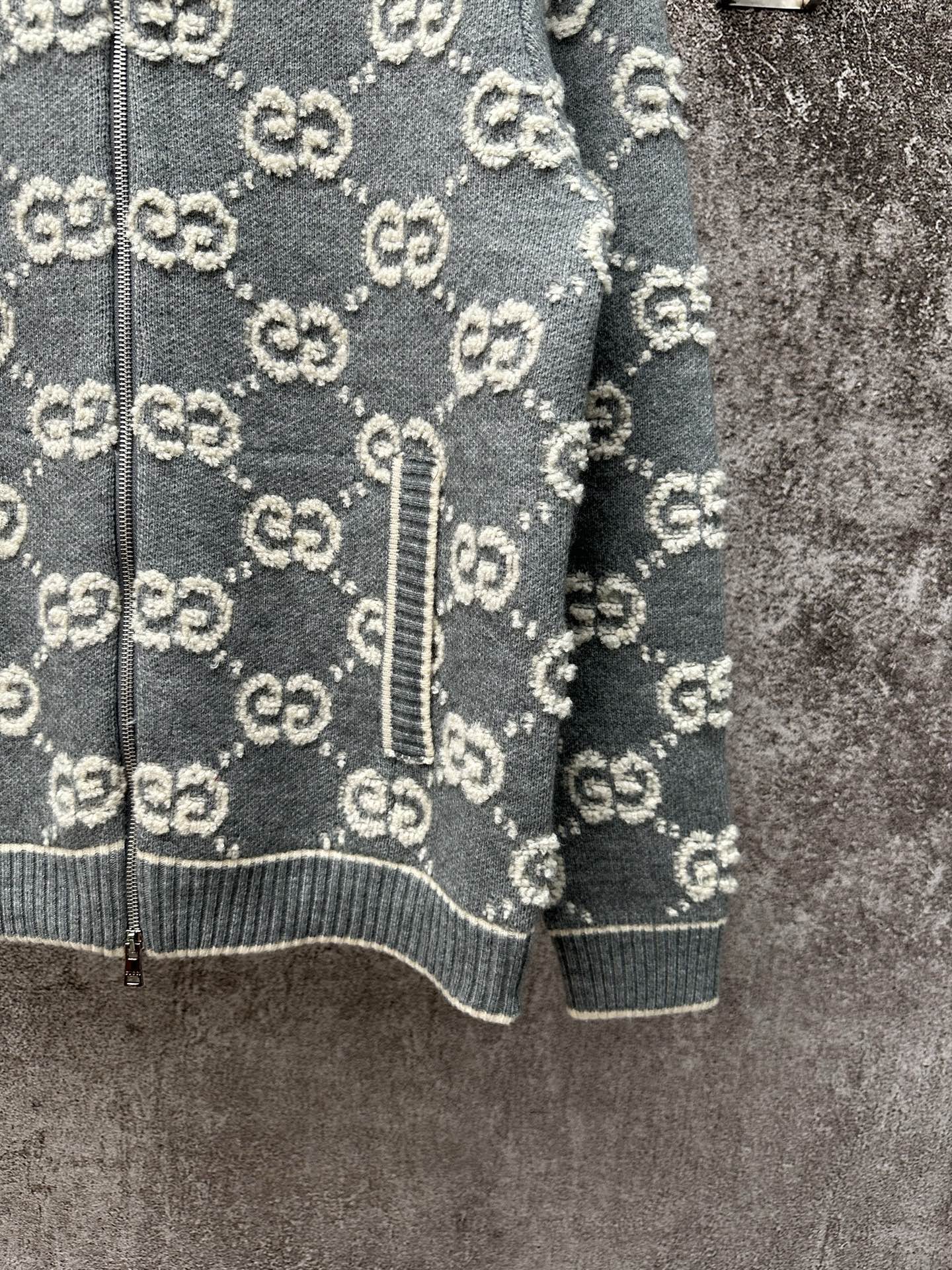 Gucci高仿針織立領外套 男士款滿版GG灰色防風開襟設計| 8 Gucci高仿針織立領外套 男士款滿版GG灰色防風開襟設計