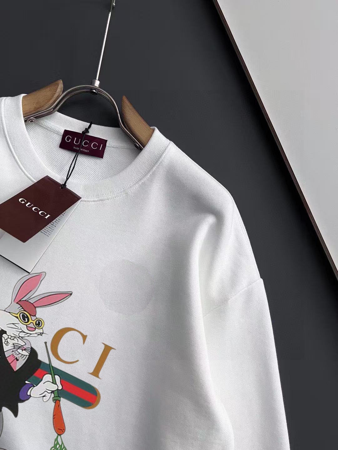 Gucci高仿男士圓領衛衣 白色兔八哥聯名插畫潮流款| 9 Gucci高仿男士圓領衛衣 白色兔八哥聯名插畫潮流款