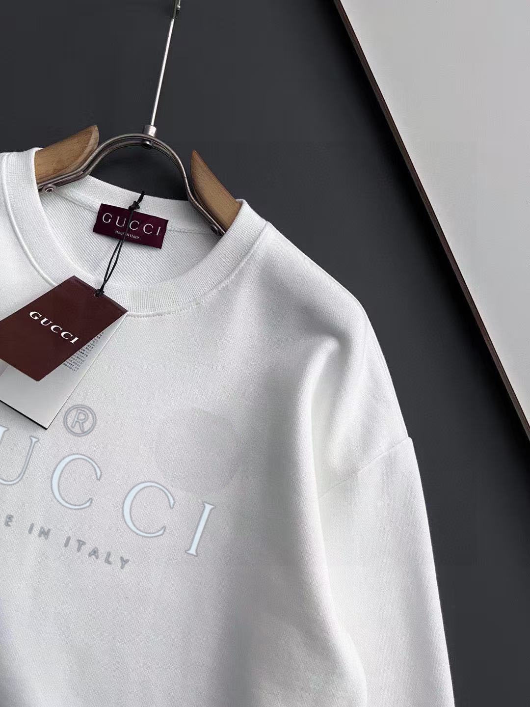 Gucci高仿圓領衛衣男 白色簡約品牌標示休閒設計| 9 Gucci高仿圓領衛衣男 白色簡約品牌標示休閒設計