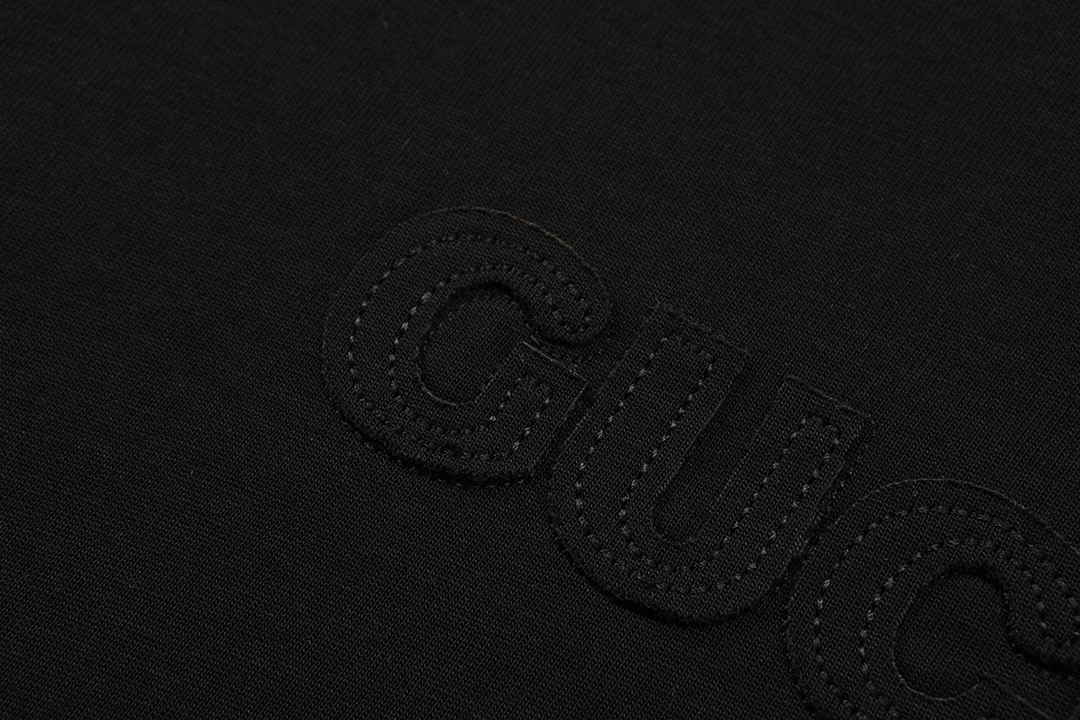 Gucci原單黑色短袖T恤男女同款沉穩刺繡設計感潮流單品| 10 Gucci原單黑色短袖T恤男女同款沉穩刺繡設計感潮流單品