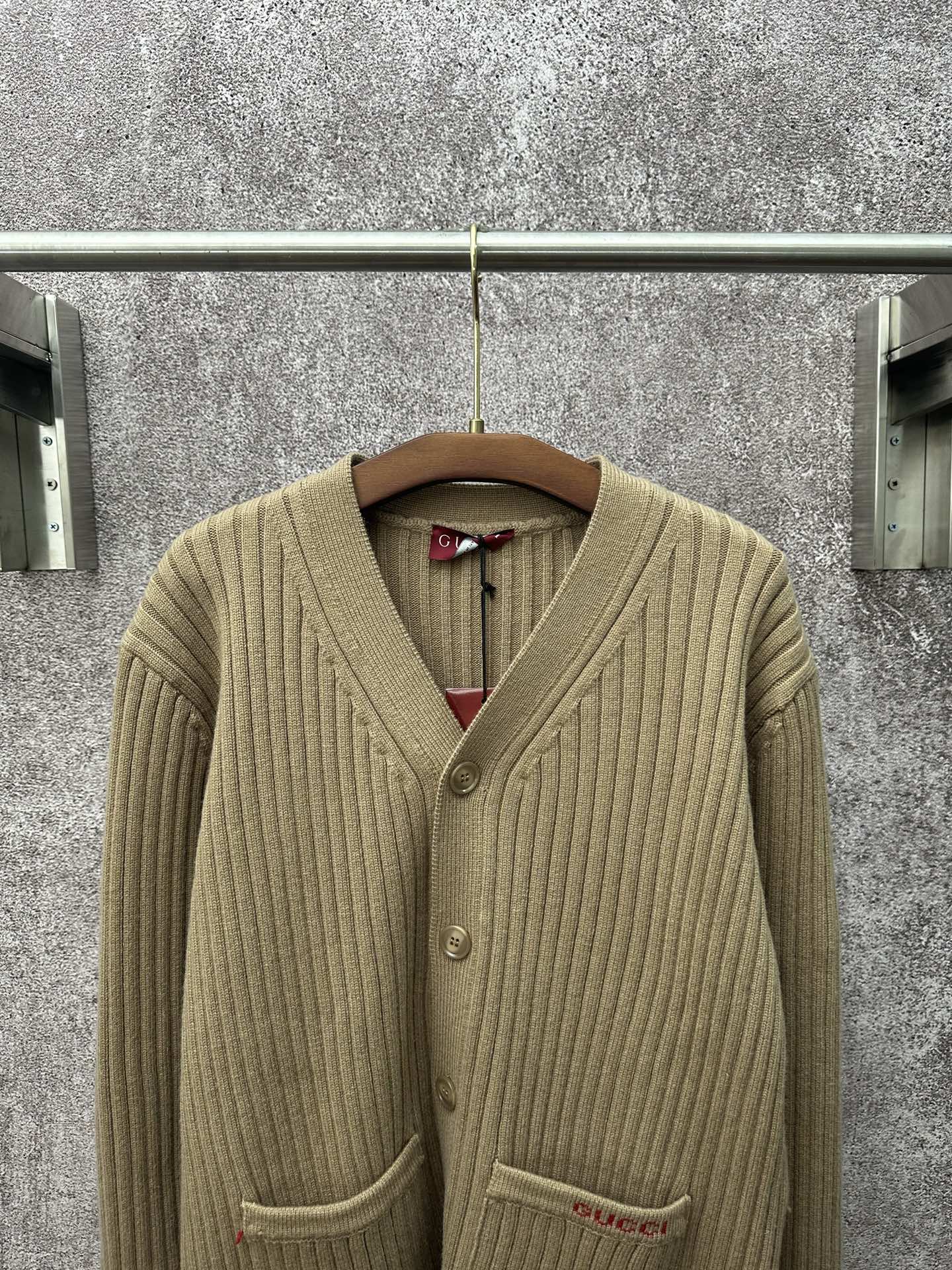 Gucci高仿針織開襟衫男士款復古坑條設計百搭口袋款| 13 Gucci高仿針織開襟衫男士款復古坑條設計百搭口袋款