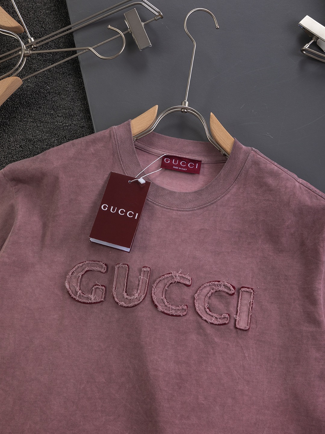 Gucci原單短袖T恤男士紫紅水洗設計立體刺繡LOGO休閒款| 12 Gucci原單短袖T恤男士紫紅水洗設計立體刺繡LOGO休閒款