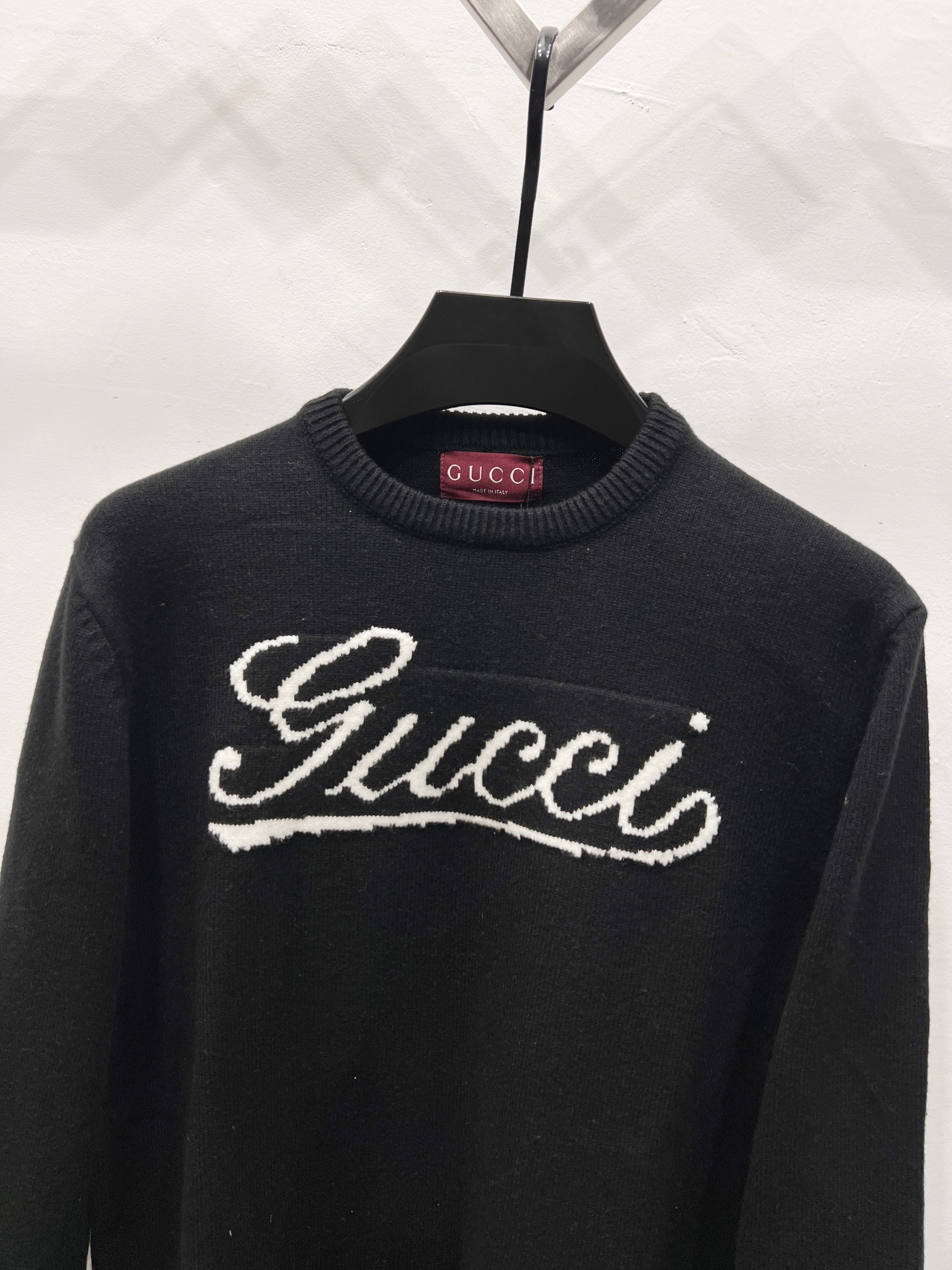 Gucci一比一男士毛衣黑色針織Logo大字設計感圓領長袖| 12 Gucci一比一男士毛衣黑色針織Logo大字設計感圓領長袖
