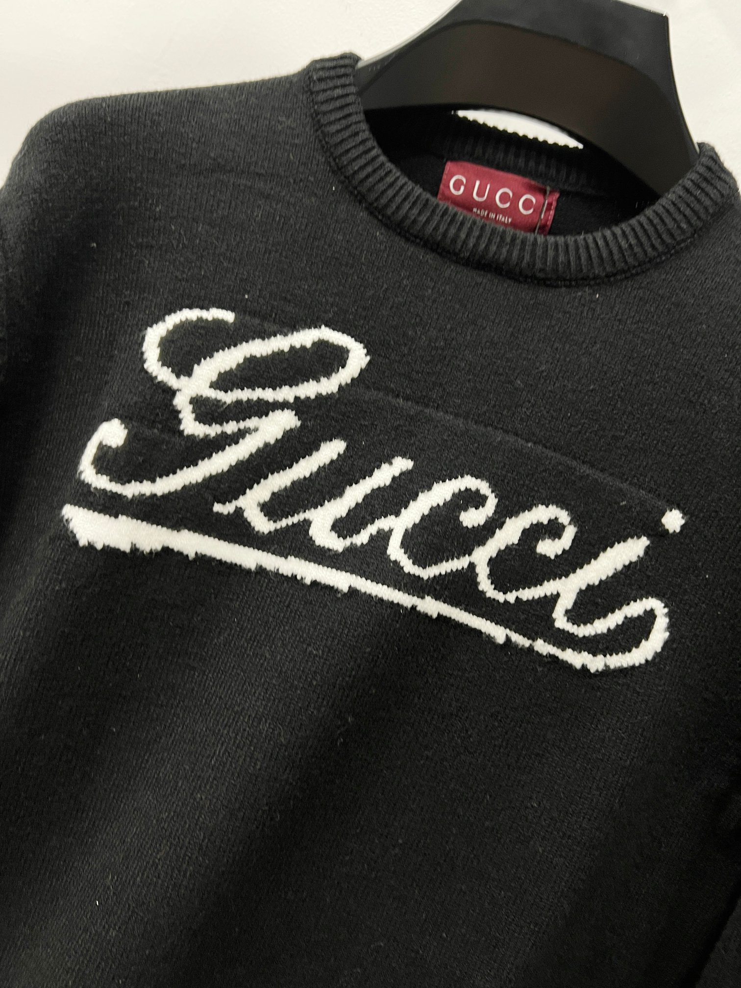 Gucci一比一男士毛衣黑色針織Logo大字設計感圓領長袖| 10 Gucci一比一男士毛衣黑色針織Logo大字設計感圓領長袖