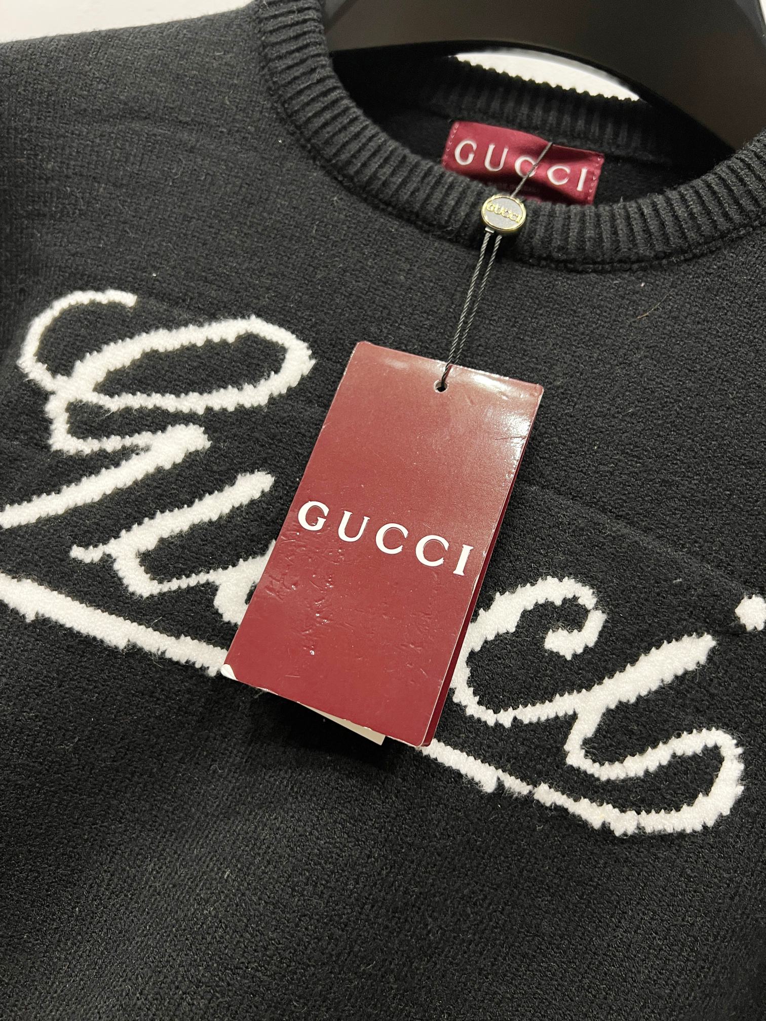Gucci一比一男士毛衣黑色針織Logo大字設計感圓領長袖| 9 Gucci一比一男士毛衣黑色針織Logo大字設計感圓領長袖