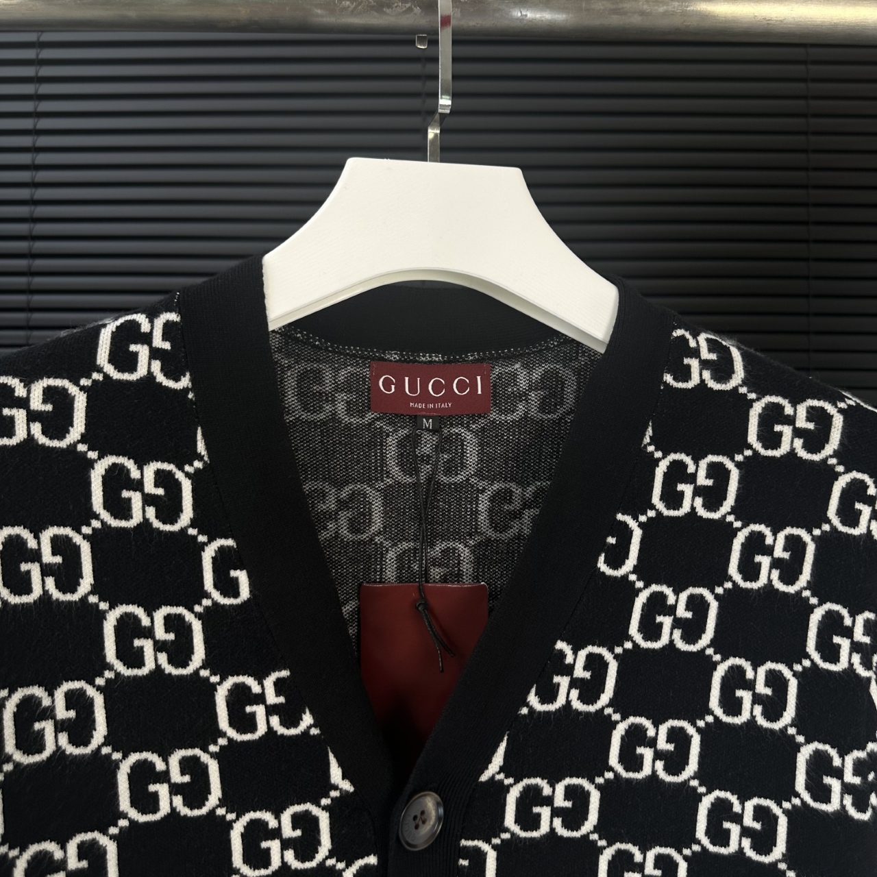 Gucci高仿針織外套男士黑白滿版GG Logo經典V領開襟設計| 13 Gucci高仿針織外套男士黑白滿版GG Logo經典V領開襟設計