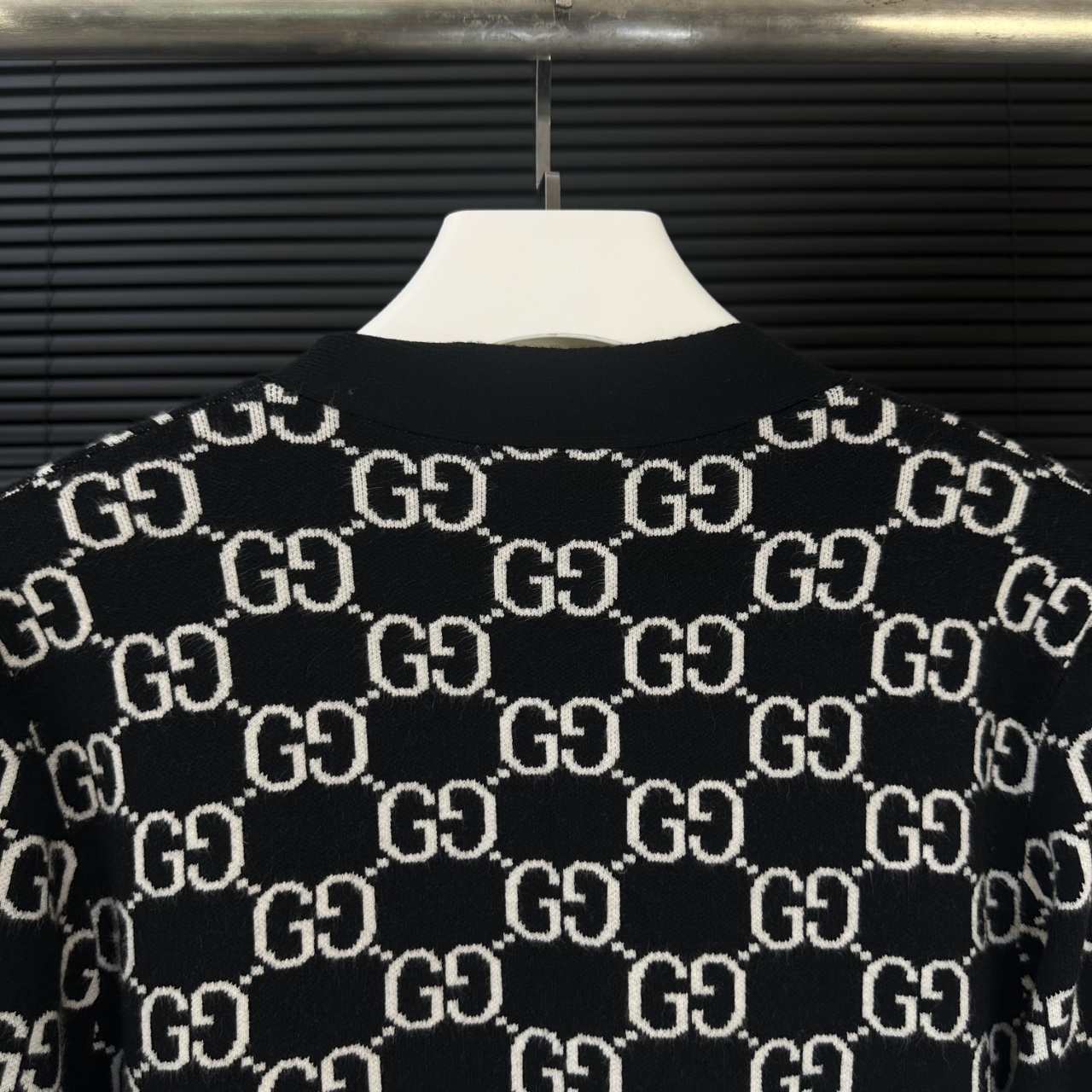 Gucci高仿針織外套男士黑白滿版GG Logo經典V領開襟設計| 12 Gucci高仿針織外套男士黑白滿版GG Logo經典V領開襟設計