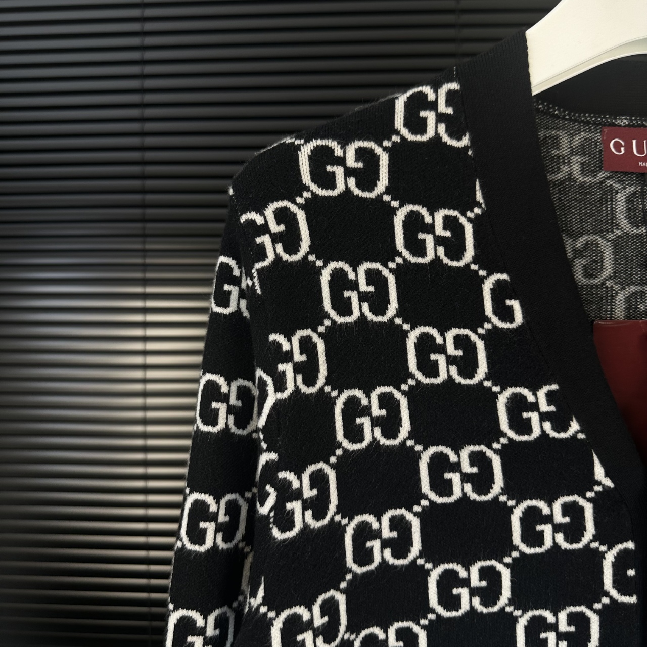 Gucci高仿針織外套男士黑白滿版GG Logo經典V領開襟設計| 10 Gucci高仿針織外套男士黑白滿版GG Logo經典V領開襟設計